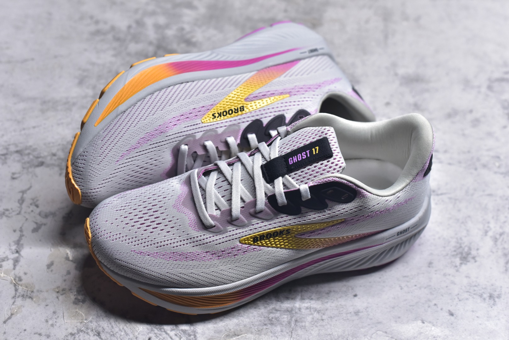 图片[7]-#Brooks布鲁克斯 Ghost 17 马拉松舒适百搭防滑耐磨低帮跑步鞋 Brooks 四大跑鞋之一 百年品牌 跑鞋从外形上基本就能判断这是一款速度跑鞋 简洁干练的外形结构和极强的运动流线型看着非常有速度感 上脚的第一感觉是非常轻 美码9码的鞋单只206g不到 从个人偏好来说 200g左右的竞速鞋最具安全感 鞋面采用单层网布 很薄 前掌使用了大量开放式网眼 排气直接快速 透气性上乘 鞋舌也是轻量化设计 仅为一层麂皮 和脚背完美贴合 鞋舌中央有个防偏穿孔 从实际穿着来看 通常鞋舌都是外偏 如果是防偏穿孔位于中心 防偏效果其实并不十分有效 如果采用趋外侧的偏心设计更有效 鞋帮泡棉填充量不大 但非常紧凑 贴合舒适 包裹稳固 内置硬质TPU保证必要的稳定性 跑鞋中底采用的是DNA FLASH科技材料 DNA FLASH中底科技 是Brooks第一款将氮气注入中底的创新科技 主要原理是借助“超临界流体”发泡技术 将液态氮稳定的转化为气态氮 并使其均匀地形成无数紧密贴合的密闭式气囊结构 尺码：36 36.5 37.5 38 38.5 39 40 40.5 41 42 42.5 43 44 44.5 45-选品中心