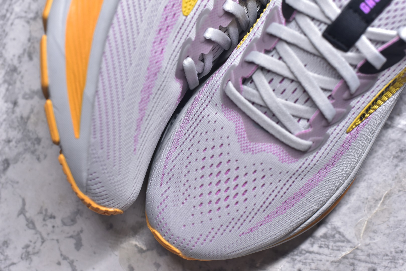 图片[8]-#Brooks布鲁克斯 Ghost 17 马拉松舒适百搭防滑耐磨低帮跑步鞋 Brooks 四大跑鞋之一 百年品牌 跑鞋从外形上基本就能判断这是一款速度跑鞋 简洁干练的外形结构和极强的运动流线型看着非常有速度感 上脚的第一感觉是非常轻 美码9码的鞋单只206g不到 从个人偏好来说 200g左右的竞速鞋最具安全感 鞋面采用单层网布 很薄 前掌使用了大量开放式网眼 排气直接快速 透气性上乘 鞋舌也是轻量化设计 仅为一层麂皮 和脚背完美贴合 鞋舌中央有个防偏穿孔 从实际穿着来看 通常鞋舌都是外偏 如果是防偏穿孔位于中心 防偏效果其实并不十分有效 如果采用趋外侧的偏心设计更有效 鞋帮泡棉填充量不大 但非常紧凑 贴合舒适 包裹稳固 内置硬质TPU保证必要的稳定性 跑鞋中底采用的是DNA FLASH科技材料 DNA FLASH中底科技 是Brooks第一款将氮气注入中底的创新科技 主要原理是借助“超临界流体”发泡技术 将液态氮稳定的转化为气态氮 并使其均匀地形成无数紧密贴合的密闭式气囊结构 尺码：36 36.5 37.5 38 38.5 39 40 40.5 41 42 42.5 43 44 44.5 45-选品中心