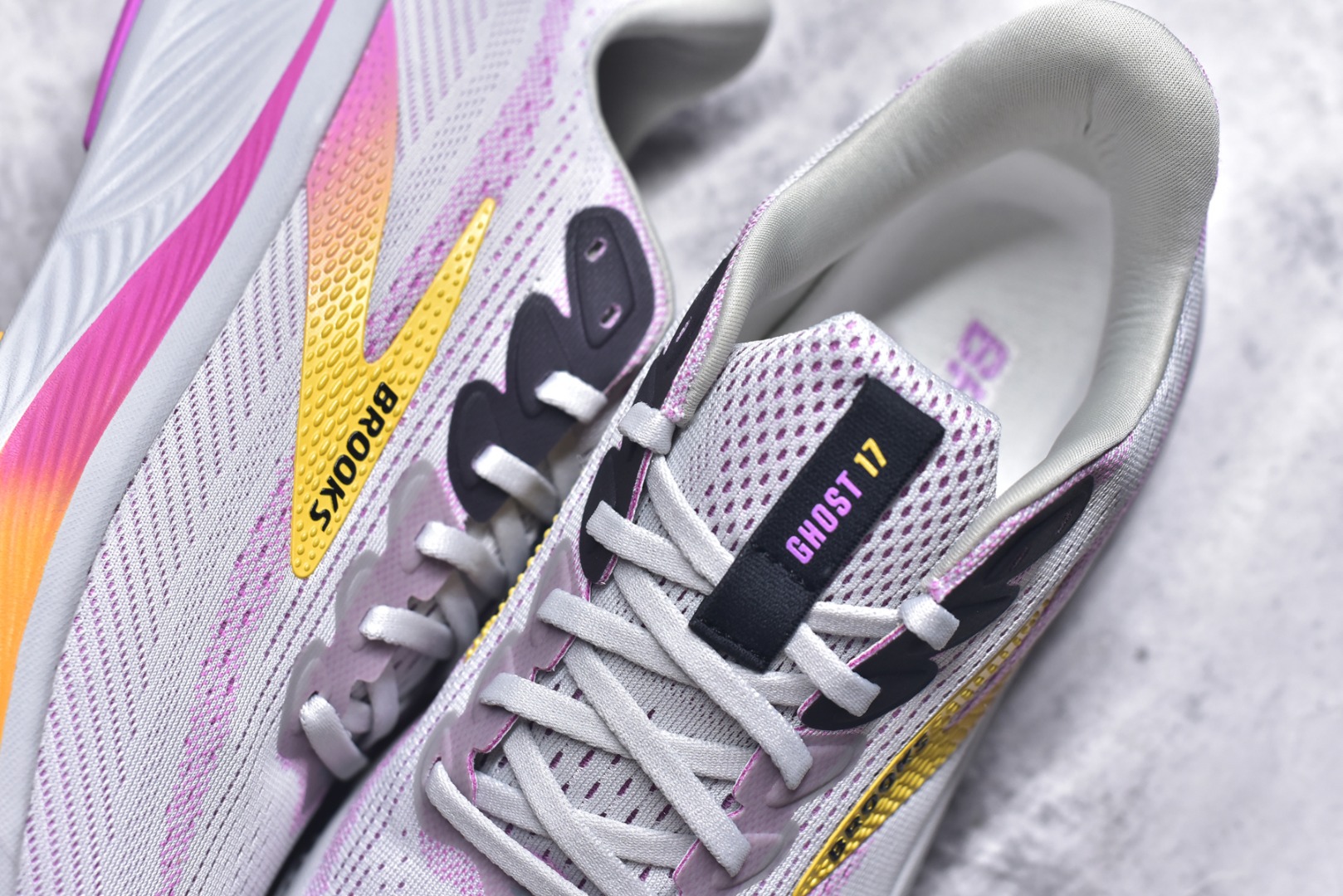 图片[9]-#Brooks布鲁克斯 Ghost 17 马拉松舒适百搭防滑耐磨低帮跑步鞋 Brooks 四大跑鞋之一 百年品牌 跑鞋从外形上基本就能判断这是一款速度跑鞋 简洁干练的外形结构和极强的运动流线型看着非常有速度感 上脚的第一感觉是非常轻 美码9码的鞋单只206g不到 从个人偏好来说 200g左右的竞速鞋最具安全感 鞋面采用单层网布 很薄 前掌使用了大量开放式网眼 排气直接快速 透气性上乘 鞋舌也是轻量化设计 仅为一层麂皮 和脚背完美贴合 鞋舌中央有个防偏穿孔 从实际穿着来看 通常鞋舌都是外偏 如果是防偏穿孔位于中心 防偏效果其实并不十分有效 如果采用趋外侧的偏心设计更有效 鞋帮泡棉填充量不大 但非常紧凑 贴合舒适 包裹稳固 内置硬质TPU保证必要的稳定性 跑鞋中底采用的是DNA FLASH科技材料 DNA FLASH中底科技 是Brooks第一款将氮气注入中底的创新科技 主要原理是借助“超临界流体”发泡技术 将液态氮稳定的转化为气态氮 并使其均匀地形成无数紧密贴合的密闭式气囊结构 尺码：36 36.5 37.5 38 38.5 39 40 40.5 41 42 42.5 43 44 44.5 45-选品中心