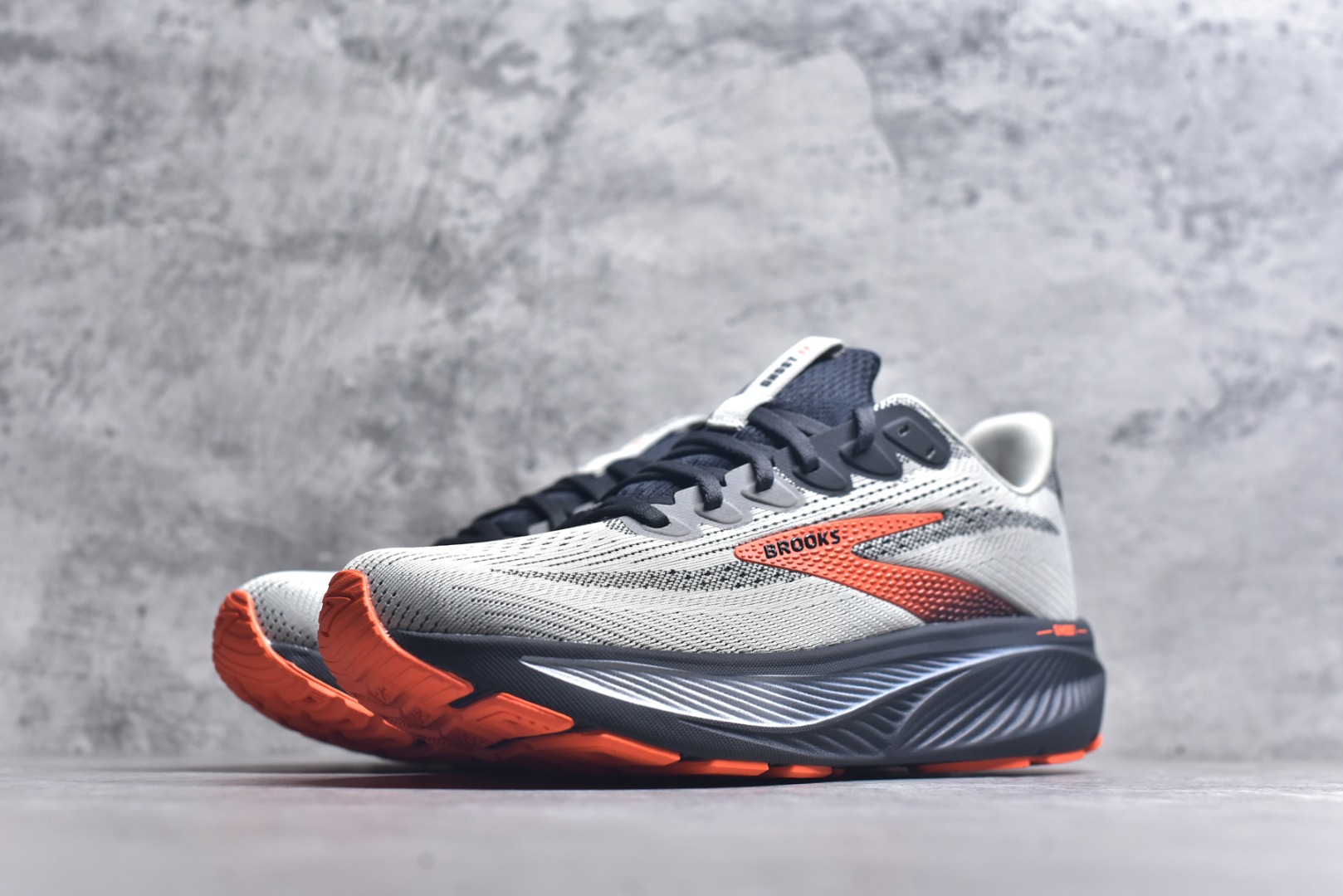 图片[2]-#Brooks布鲁克斯 Ghost 17 马拉松舒适百搭防滑耐磨低帮跑步鞋 Brooks 四大跑鞋之一 百年品牌 跑鞋从外形上基本就能判断这是一款速度跑鞋 简洁干练的外形结构和极强的运动流线型看着非常有速度感 上脚的第一感觉是非常轻 美码9码的鞋单只206g不到 从个人偏好来说 200g左右的竞速鞋最具安全感 鞋面采用单层网布 很薄 前掌使用了大量开放式网眼 排气直接快速 透气性上乘 鞋舌也是轻量化设计 仅为一层麂皮 和脚背完美贴合 鞋舌中央有个防偏穿孔 从实际穿着来看 通常鞋舌都是外偏 如果是防偏穿孔位于中心 防偏效果其实并不十分有效 如果采用趋外侧的偏心设计更有效 鞋帮泡棉填充量不大 但非常紧凑 贴合舒适 包裹稳固 内置硬质TPU保证必要的稳定性 跑鞋中底采用的是DNA FLASH科技材料 DNA FLASH中底科技 是Brooks第一款将氮气注入中底的创新科技 主要原理是借助“超临界流体”发泡技术 将液态氮稳定的转化为气态氮 并使其均匀地形成无数紧密贴合的密闭式气囊结构 尺码：36 36.5 37.5 38 38.5 39 40 40.5 41 42 42.5 43 44 44.5 45-选品中心