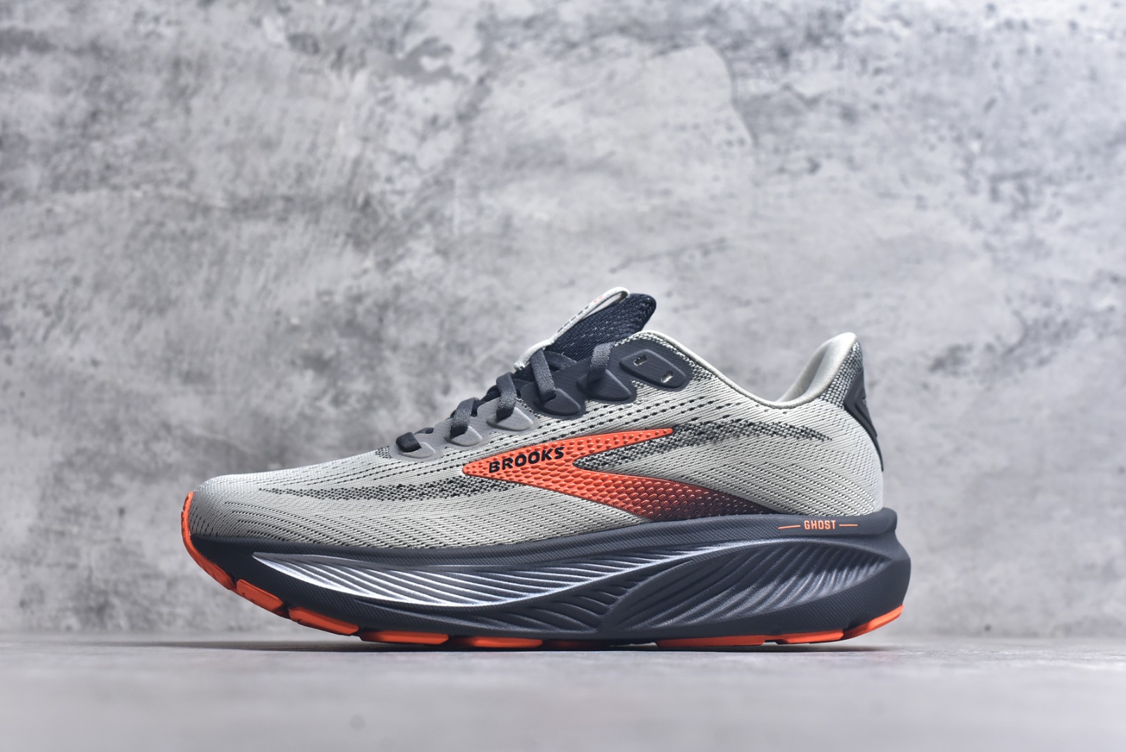 #Brooks布鲁克斯 Ghost 17 马拉松舒适百搭防滑耐磨低帮跑步鞋 Brooks 四大跑鞋之一 百年品牌 跑鞋从外形上基本就能判断这是一款速度跑鞋 简洁干练的外形结构和极强的运动流线型看着非常有速度感 上脚的第一感觉是非常轻 美码9码的鞋单只206g不到 从个人偏好来说 200g左右的竞速鞋最具安全感 鞋面采用单层网布 很薄 前掌使用了大量开放式网眼 排气直接快速 透气性上乘 鞋舌也是轻量化设计 仅为一层麂皮 和脚背完美贴合 鞋舌中央有个防偏穿孔 从实际穿着来看 通常鞋舌都是外偏 如果是防偏穿孔位于中心 防偏效果其实并不十分有效 如果采用趋外侧的偏心设计更有效 鞋帮泡棉填充量不大 但非常紧凑 贴合舒适 包裹稳固 内置硬质TPU保证必要的稳定性 跑鞋中底采用的是DNA FLASH科技材料 DNA FLASH中底科技 是Brooks第一款将氮气注入中底的创新科技 主要原理是借助“超临界流体”发泡技术 将液态氮稳定的转化为气态氮 并使其均匀地形成无数紧密贴合的密闭式气囊结构 尺码：36 36.5 37.5 38 38.5 39 40 40.5 41 42 42.5 43 44 44.5 45-选品中心