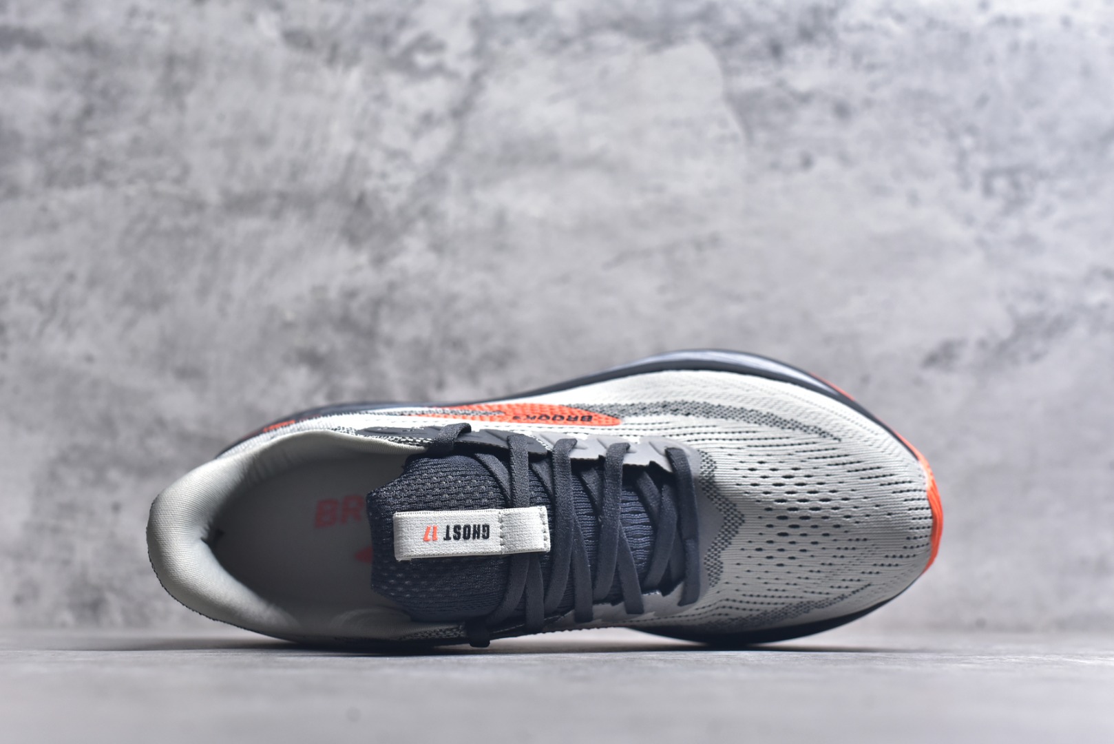 图片[4]-#Brooks布鲁克斯 Ghost 17 马拉松舒适百搭防滑耐磨低帮跑步鞋 Brooks 四大跑鞋之一 百年品牌 跑鞋从外形上基本就能判断这是一款速度跑鞋 简洁干练的外形结构和极强的运动流线型看着非常有速度感 上脚的第一感觉是非常轻 美码9码的鞋单只206g不到 从个人偏好来说 200g左右的竞速鞋最具安全感 鞋面采用单层网布 很薄 前掌使用了大量开放式网眼 排气直接快速 透气性上乘 鞋舌也是轻量化设计 仅为一层麂皮 和脚背完美贴合 鞋舌中央有个防偏穿孔 从实际穿着来看 通常鞋舌都是外偏 如果是防偏穿孔位于中心 防偏效果其实并不十分有效 如果采用趋外侧的偏心设计更有效 鞋帮泡棉填充量不大 但非常紧凑 贴合舒适 包裹稳固 内置硬质TPU保证必要的稳定性 跑鞋中底采用的是DNA FLASH科技材料 DNA FLASH中底科技 是Brooks第一款将氮气注入中底的创新科技 主要原理是借助“超临界流体”发泡技术 将液态氮稳定的转化为气态氮 并使其均匀地形成无数紧密贴合的密闭式气囊结构 尺码：36 36.5 37.5 38 38.5 39 40 40.5 41 42 42.5 43 44 44.5 45-选品中心