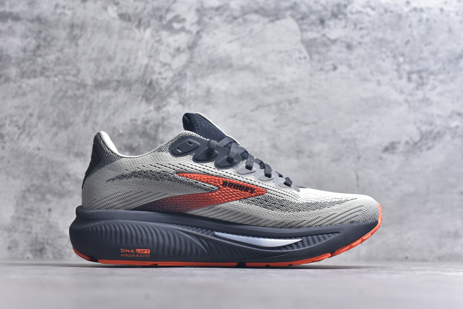 图片[3]-#Brooks布鲁克斯 Ghost 17 马拉松舒适百搭防滑耐磨低帮跑步鞋 Brooks 四大跑鞋之一 百年品牌 跑鞋从外形上基本就能判断这是一款速度跑鞋 简洁干练的外形结构和极强的运动流线型看着非常有速度感 上脚的第一感觉是非常轻 美码9码的鞋单只206g不到 从个人偏好来说 200g左右的竞速鞋最具安全感 鞋面采用单层网布 很薄 前掌使用了大量开放式网眼 排气直接快速 透气性上乘 鞋舌也是轻量化设计 仅为一层麂皮 和脚背完美贴合 鞋舌中央有个防偏穿孔 从实际穿着来看 通常鞋舌都是外偏 如果是防偏穿孔位于中心 防偏效果其实并不十分有效 如果采用趋外侧的偏心设计更有效 鞋帮泡棉填充量不大 但非常紧凑 贴合舒适 包裹稳固 内置硬质TPU保证必要的稳定性 跑鞋中底采用的是DNA FLASH科技材料 DNA FLASH中底科技 是Brooks第一款将氮气注入中底的创新科技 主要原理是借助“超临界流体”发泡技术 将液态氮稳定的转化为气态氮 并使其均匀地形成无数紧密贴合的密闭式气囊结构 尺码：36 36.5 37.5 38 38.5 39 40 40.5 41 42 42.5 43 44 44.5 45-选品中心