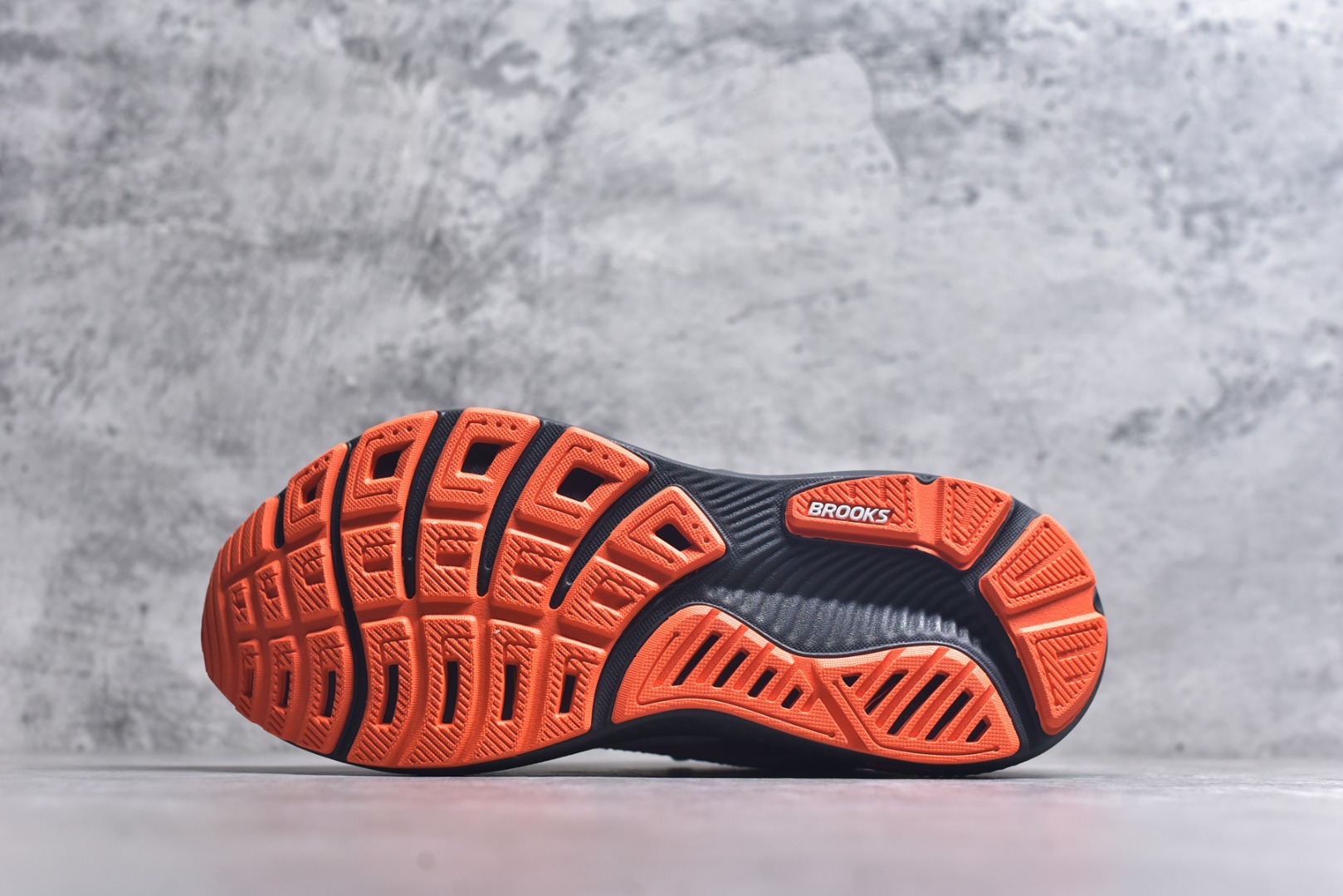 图片[6]-#Brooks布鲁克斯 Ghost 17 马拉松舒适百搭防滑耐磨低帮跑步鞋 Brooks 四大跑鞋之一 百年品牌 跑鞋从外形上基本就能判断这是一款速度跑鞋 简洁干练的外形结构和极强的运动流线型看着非常有速度感 上脚的第一感觉是非常轻 美码9码的鞋单只206g不到 从个人偏好来说 200g左右的竞速鞋最具安全感 鞋面采用单层网布 很薄 前掌使用了大量开放式网眼 排气直接快速 透气性上乘 鞋舌也是轻量化设计 仅为一层麂皮 和脚背完美贴合 鞋舌中央有个防偏穿孔 从实际穿着来看 通常鞋舌都是外偏 如果是防偏穿孔位于中心 防偏效果其实并不十分有效 如果采用趋外侧的偏心设计更有效 鞋帮泡棉填充量不大 但非常紧凑 贴合舒适 包裹稳固 内置硬质TPU保证必要的稳定性 跑鞋中底采用的是DNA FLASH科技材料 DNA FLASH中底科技 是Brooks第一款将氮气注入中底的创新科技 主要原理是借助“超临界流体”发泡技术 将液态氮稳定的转化为气态氮 并使其均匀地形成无数紧密贴合的密闭式气囊结构 尺码：36 36.5 37.5 38 38.5 39 40 40.5 41 42 42.5 43 44 44.5 45-选品中心