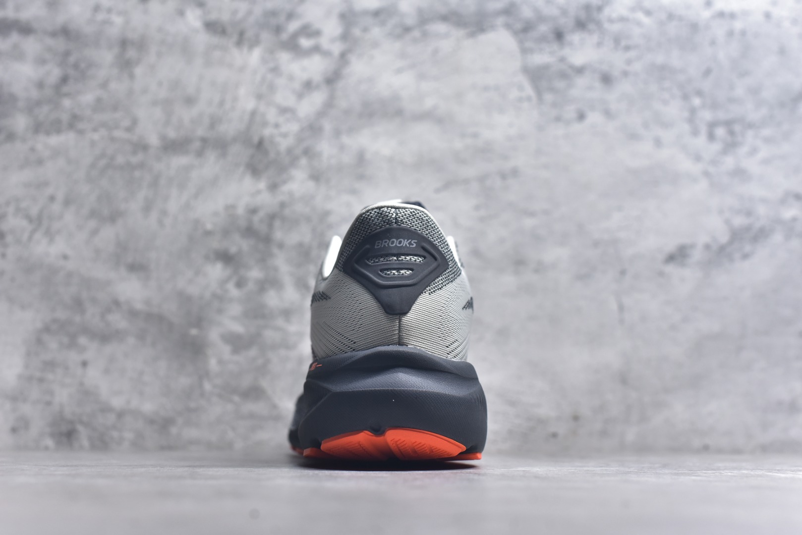 图片[5]-#Brooks布鲁克斯 Ghost 17 马拉松舒适百搭防滑耐磨低帮跑步鞋 Brooks 四大跑鞋之一 百年品牌 跑鞋从外形上基本就能判断这是一款速度跑鞋 简洁干练的外形结构和极强的运动流线型看着非常有速度感 上脚的第一感觉是非常轻 美码9码的鞋单只206g不到 从个人偏好来说 200g左右的竞速鞋最具安全感 鞋面采用单层网布 很薄 前掌使用了大量开放式网眼 排气直接快速 透气性上乘 鞋舌也是轻量化设计 仅为一层麂皮 和脚背完美贴合 鞋舌中央有个防偏穿孔 从实际穿着来看 通常鞋舌都是外偏 如果是防偏穿孔位于中心 防偏效果其实并不十分有效 如果采用趋外侧的偏心设计更有效 鞋帮泡棉填充量不大 但非常紧凑 贴合舒适 包裹稳固 内置硬质TPU保证必要的稳定性 跑鞋中底采用的是DNA FLASH科技材料 DNA FLASH中底科技 是Brooks第一款将氮气注入中底的创新科技 主要原理是借助“超临界流体”发泡技术 将液态氮稳定的转化为气态氮 并使其均匀地形成无数紧密贴合的密闭式气囊结构 尺码：36 36.5 37.5 38 38.5 39 40 40.5 41 42 42.5 43 44 44.5 45-选品中心