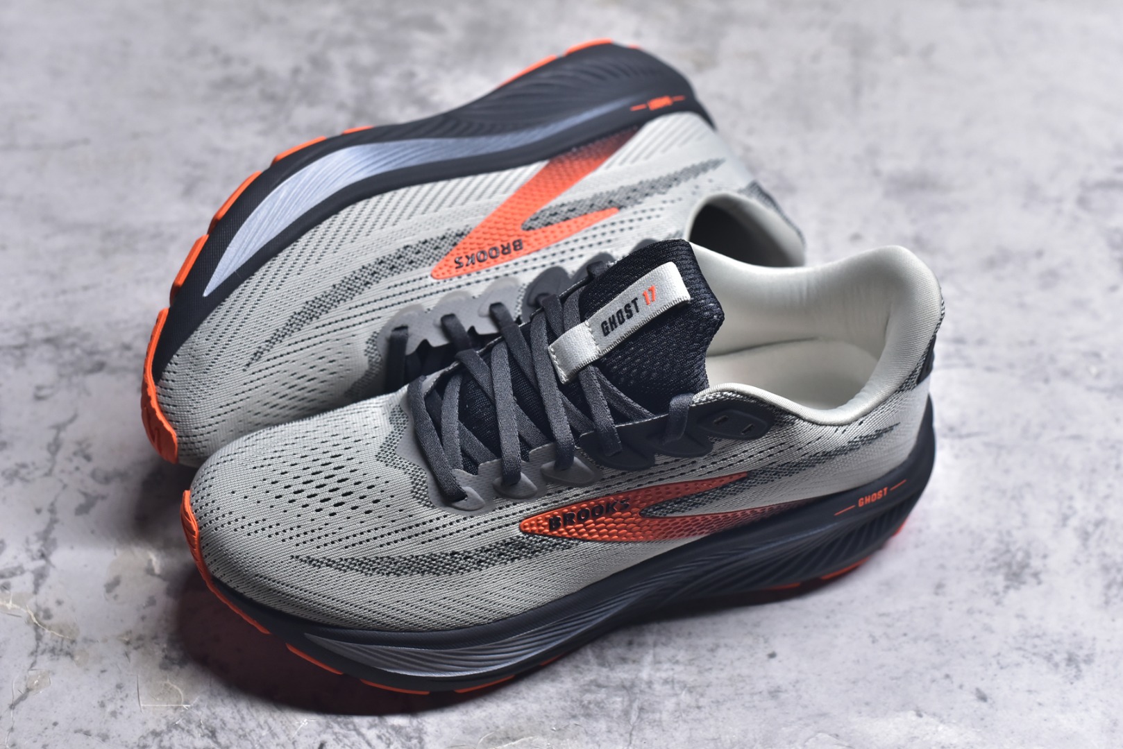 图片[7]-#Brooks布鲁克斯 Ghost 17 马拉松舒适百搭防滑耐磨低帮跑步鞋 Brooks 四大跑鞋之一 百年品牌 跑鞋从外形上基本就能判断这是一款速度跑鞋 简洁干练的外形结构和极强的运动流线型看着非常有速度感 上脚的第一感觉是非常轻 美码9码的鞋单只206g不到 从个人偏好来说 200g左右的竞速鞋最具安全感 鞋面采用单层网布 很薄 前掌使用了大量开放式网眼 排气直接快速 透气性上乘 鞋舌也是轻量化设计 仅为一层麂皮 和脚背完美贴合 鞋舌中央有个防偏穿孔 从实际穿着来看 通常鞋舌都是外偏 如果是防偏穿孔位于中心 防偏效果其实并不十分有效 如果采用趋外侧的偏心设计更有效 鞋帮泡棉填充量不大 但非常紧凑 贴合舒适 包裹稳固 内置硬质TPU保证必要的稳定性 跑鞋中底采用的是DNA FLASH科技材料 DNA FLASH中底科技 是Brooks第一款将氮气注入中底的创新科技 主要原理是借助“超临界流体”发泡技术 将液态氮稳定的转化为气态氮 并使其均匀地形成无数紧密贴合的密闭式气囊结构 尺码：36 36.5 37.5 38 38.5 39 40 40.5 41 42 42.5 43 44 44.5 45-选品中心