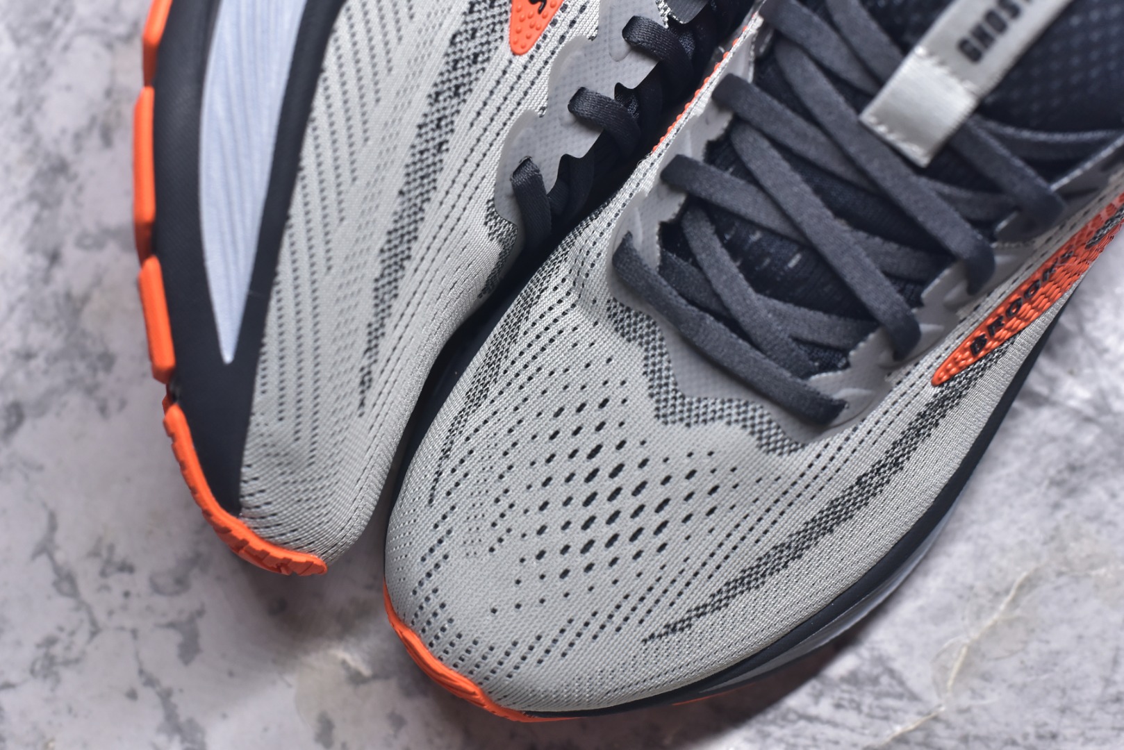 图片[8]-#Brooks布鲁克斯 Ghost 17 马拉松舒适百搭防滑耐磨低帮跑步鞋 Brooks 四大跑鞋之一 百年品牌 跑鞋从外形上基本就能判断这是一款速度跑鞋 简洁干练的外形结构和极强的运动流线型看着非常有速度感 上脚的第一感觉是非常轻 美码9码的鞋单只206g不到 从个人偏好来说 200g左右的竞速鞋最具安全感 鞋面采用单层网布 很薄 前掌使用了大量开放式网眼 排气直接快速 透气性上乘 鞋舌也是轻量化设计 仅为一层麂皮 和脚背完美贴合 鞋舌中央有个防偏穿孔 从实际穿着来看 通常鞋舌都是外偏 如果是防偏穿孔位于中心 防偏效果其实并不十分有效 如果采用趋外侧的偏心设计更有效 鞋帮泡棉填充量不大 但非常紧凑 贴合舒适 包裹稳固 内置硬质TPU保证必要的稳定性 跑鞋中底采用的是DNA FLASH科技材料 DNA FLASH中底科技 是Brooks第一款将氮气注入中底的创新科技 主要原理是借助“超临界流体”发泡技术 将液态氮稳定的转化为气态氮 并使其均匀地形成无数紧密贴合的密闭式气囊结构 尺码：36 36.5 37.5 38 38.5 39 40 40.5 41 42 42.5 43 44 44.5 45-选品中心