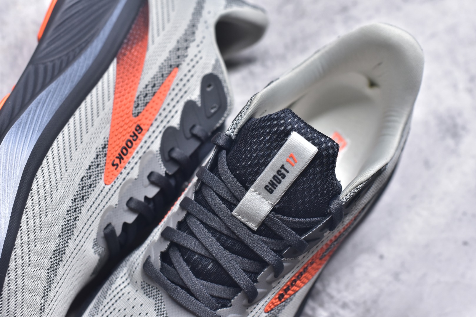 图片[9]-#Brooks布鲁克斯 Ghost 17 马拉松舒适百搭防滑耐磨低帮跑步鞋 Brooks 四大跑鞋之一 百年品牌 跑鞋从外形上基本就能判断这是一款速度跑鞋 简洁干练的外形结构和极强的运动流线型看着非常有速度感 上脚的第一感觉是非常轻 美码9码的鞋单只206g不到 从个人偏好来说 200g左右的竞速鞋最具安全感 鞋面采用单层网布 很薄 前掌使用了大量开放式网眼 排气直接快速 透气性上乘 鞋舌也是轻量化设计 仅为一层麂皮 和脚背完美贴合 鞋舌中央有个防偏穿孔 从实际穿着来看 通常鞋舌都是外偏 如果是防偏穿孔位于中心 防偏效果其实并不十分有效 如果采用趋外侧的偏心设计更有效 鞋帮泡棉填充量不大 但非常紧凑 贴合舒适 包裹稳固 内置硬质TPU保证必要的稳定性 跑鞋中底采用的是DNA FLASH科技材料 DNA FLASH中底科技 是Brooks第一款将氮气注入中底的创新科技 主要原理是借助“超临界流体”发泡技术 将液态氮稳定的转化为气态氮 并使其均匀地形成无数紧密贴合的密闭式气囊结构 尺码：36 36.5 37.5 38 38.5 39 40 40.5 41 42 42.5 43 44 44.5 45-选品中心