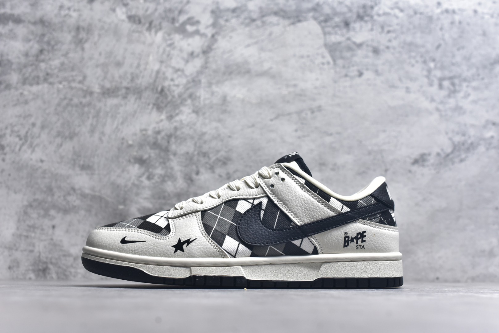 #Nike SB Dunk Low BAPE联名 白黑网格 高端定制 低帮休闲板鞋 SC0601-463 #定制鞋盒 大厂纯原品质出货 超高清洁度 皮料切割干净无任何毛边 细节完美 尺码：36 36.5 37.5 38 38.5 39 40 40.5 41 42 42.5 43 44 44.5 45 9.E5-选品中心