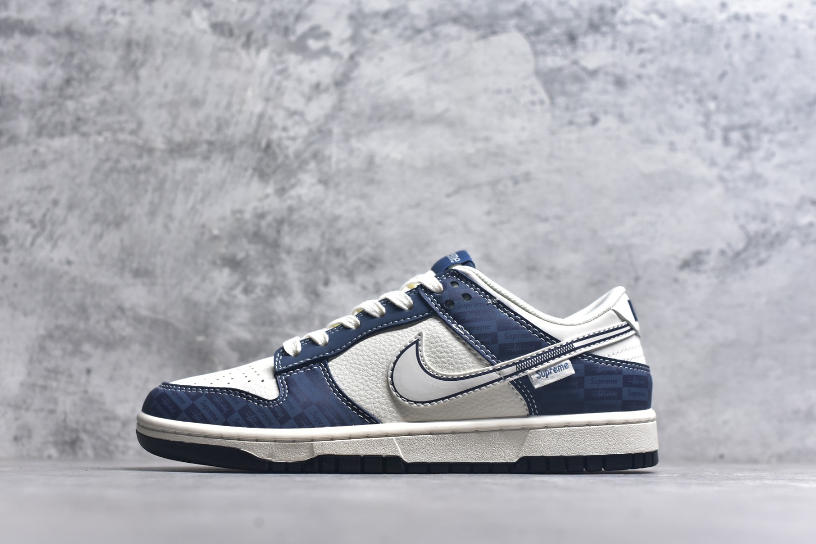 #Nike SB Dunk Low Supreme联名 暗刻蓝 周年高端定制 低帮休闲板鞋 FC1688-228 #定制鞋盒 大厂纯原品质出货 超高清洁度 皮料切割干净无任何毛边 细节完美 尺码：36 36.5 37.5 38 38.5 39 40 40.5 41 42 42.5 43 44 44.5 45 9.E5-选品中心