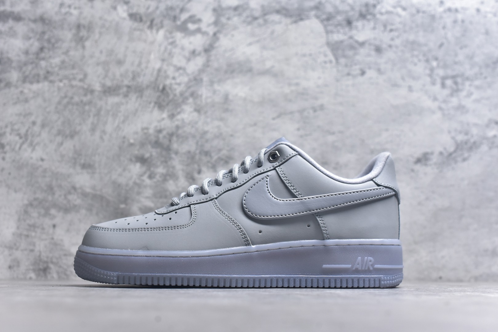 #NK Air Force 1´07 Low 空军一号低帮百搭休闲运动板鞋 CJ9179-002 柔软、弹性十足的缓震性能和出色的中底设计 横跨复古与现代的外型结合 造就出风靡全球 三十多年的Force 1 直到今天还深受青睐 实拍调校N版已经零色差零失真 百分百还原实物色彩所见即所得 不存在货不对板色差等低级问题 选购参考实物拍摄 不混卖不参货 只用心做好货严格选品 承诺混一赔十 尺码：36 36.5 37.5 38 38.5 39 40 40.5 41 42 42.5 43 44 44.5 45-选品中心