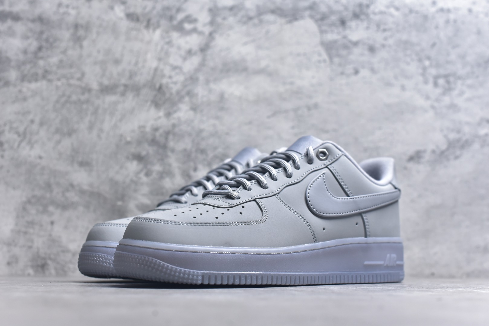 图片[2]-#NK Air Force 1´07 Low 空军一号低帮百搭休闲运动板鞋 CJ9179-002 柔软、弹性十足的缓震性能和出色的中底设计 横跨复古与现代的外型结合 造就出风靡全球 三十多年的Force 1 直到今天还深受青睐 实拍调校N版已经零色差零失真 百分百还原实物色彩所见即所得 不存在货不对板色差等低级问题 选购参考实物拍摄 不混卖不参货 只用心做好货严格选品 承诺混一赔十 尺码：36 36.5 37.5 38 38.5 39 40 40.5 41 42 42.5 43 44 44.5 45-选品中心