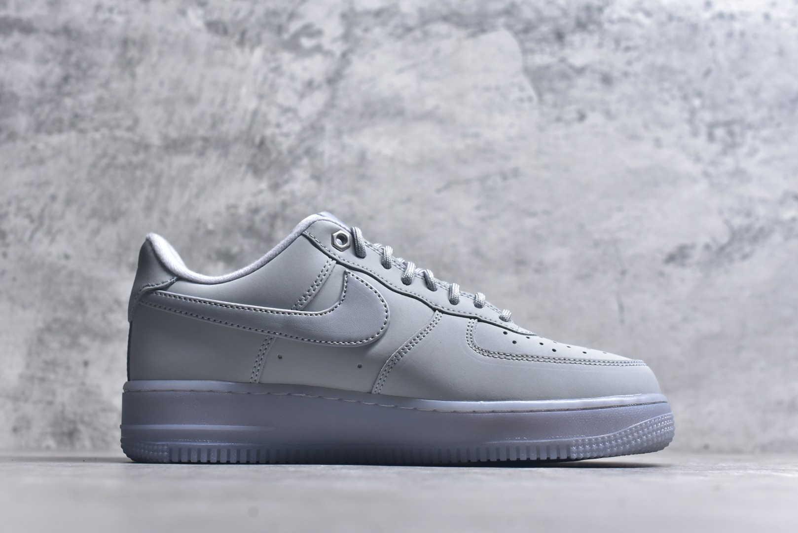 图片[3]-#NK Air Force 1´07 Low 空军一号低帮百搭休闲运动板鞋 CJ9179-002 柔软、弹性十足的缓震性能和出色的中底设计 横跨复古与现代的外型结合 造就出风靡全球 三十多年的Force 1 直到今天还深受青睐 实拍调校N版已经零色差零失真 百分百还原实物色彩所见即所得 不存在货不对板色差等低级问题 选购参考实物拍摄 不混卖不参货 只用心做好货严格选品 承诺混一赔十 尺码：36 36.5 37.5 38 38.5 39 40 40.5 41 42 42.5 43 44 44.5 45-选品中心