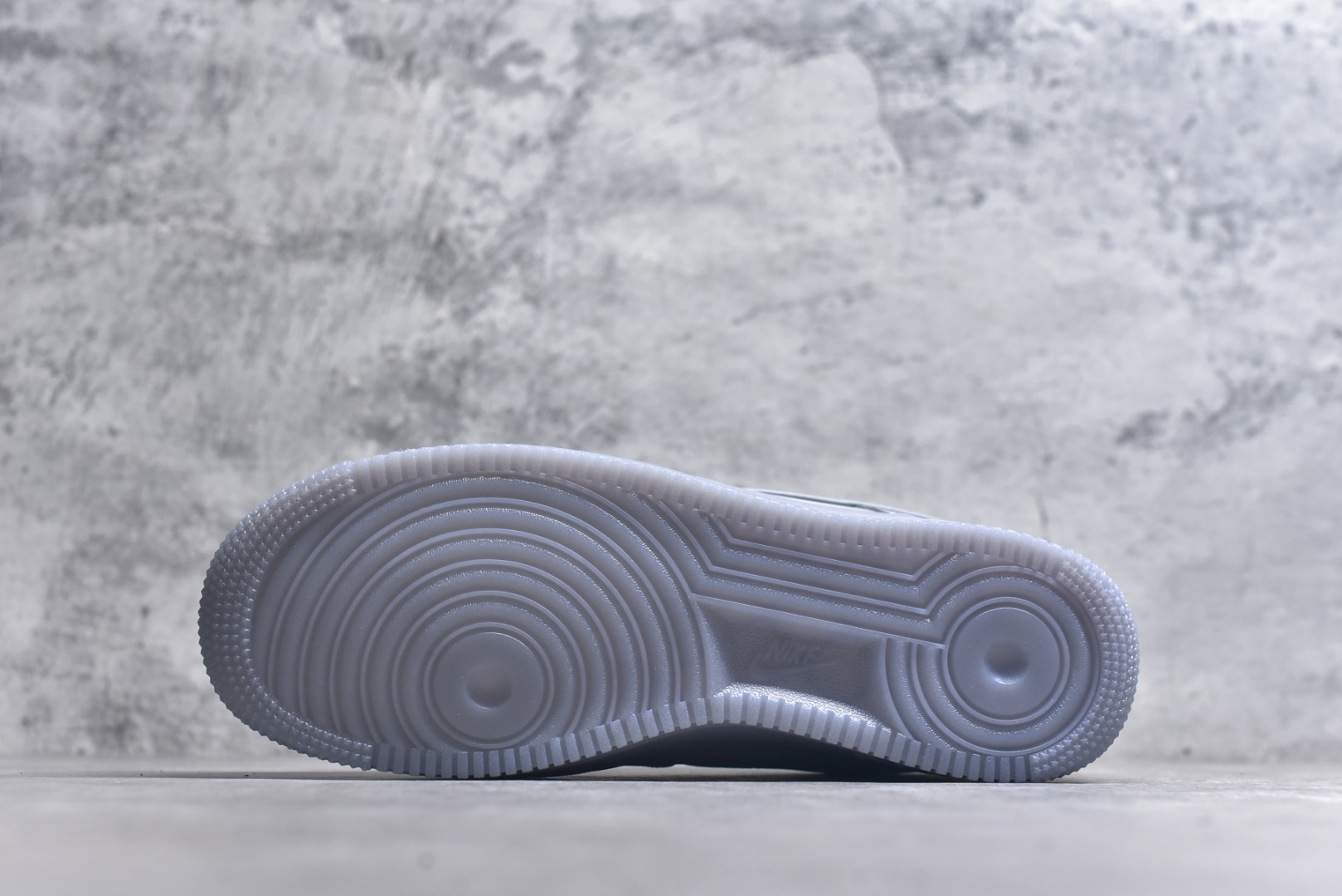 图片[6]-#NK Air Force 1´07 Low 空军一号低帮百搭休闲运动板鞋 CJ9179-002 柔软、弹性十足的缓震性能和出色的中底设计 横跨复古与现代的外型结合 造就出风靡全球 三十多年的Force 1 直到今天还深受青睐 实拍调校N版已经零色差零失真 百分百还原实物色彩所见即所得 不存在货不对板色差等低级问题 选购参考实物拍摄 不混卖不参货 只用心做好货严格选品 承诺混一赔十 尺码：36 36.5 37.5 38 38.5 39 40 40.5 41 42 42.5 43 44 44.5 45-选品中心