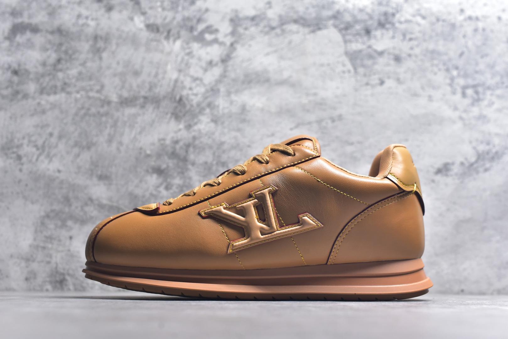 #Louis Vuitton LV x Nigo联款 Buttersoft FW25 最新款阿甘休闲运动面包鞋 菲董操刀的LV Buttersoft运动鞋真的星星眼 这波“面包鞋”新风潮必须冲 上脚秒get慵懒高级感 舒适度堪称“踩屎感”天花板 鞋型神似经典阿甘鞋，但做了“加肥加大”的面包鞋 改良，厚鞋舌＋宽鞋带，复古叉带点憨憨的萌感。 此次系列包括从简约风格的运动鞋到引人注目的跑鞋 LV 以其标志性的厚底和现代美学脱颖而出 而其他款式则采用了奢华的麂皮 皮革和帆布等材质 一些运动鞋设计富有未来感 强调功能性与舒适性 并向运动风格的奢华鞋履迈进 每个细节都按原版开发 面料 头层皮 内里 进口透气网里 鞋底原版开模防滑TPU材质 底厚3CM 尺码：35 36 37 38 39 40 41 42 43 44 45-选品中心