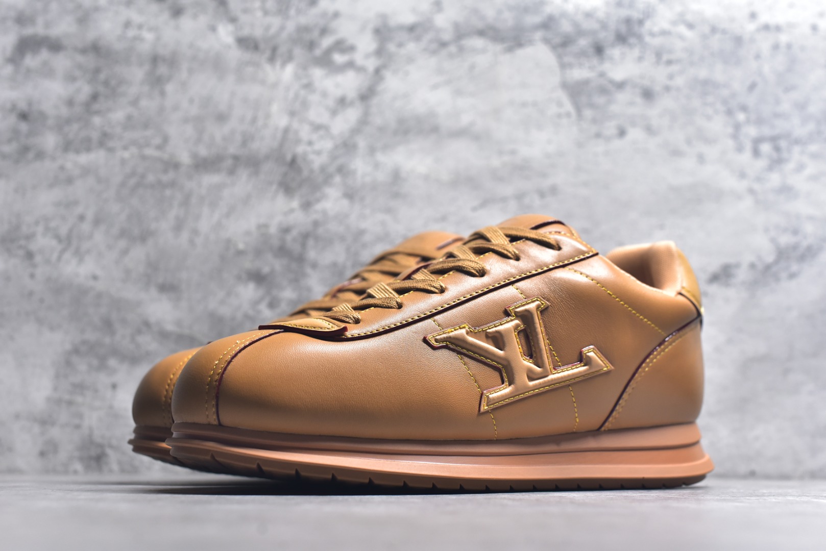 图片[2]-#Louis Vuitton LV x Nigo联款 Buttersoft FW25 最新款阿甘休闲运动面包鞋 菲董操刀的LV Buttersoft运动鞋真的星星眼 这波“面包鞋”新风潮必须冲 上脚秒get慵懒高级感 舒适度堪称“踩屎感”天花板 鞋型神似经典阿甘鞋，但做了“加肥加大”的面包鞋 改良，厚鞋舌＋宽鞋带，复古叉带点憨憨的萌感。 此次系列包括从简约风格的运动鞋到引人注目的跑鞋 LV 以其标志性的厚底和现代美学脱颖而出 而其他款式则采用了奢华的麂皮 皮革和帆布等材质 一些运动鞋设计富有未来感 强调功能性与舒适性 并向运动风格的奢华鞋履迈进 每个细节都按原版开发 面料 头层皮 内里 进口透气网里 鞋底原版开模防滑TPU材质 底厚3CM 尺码：35 36 37 38 39 40 41 42 43 44 45-选品中心