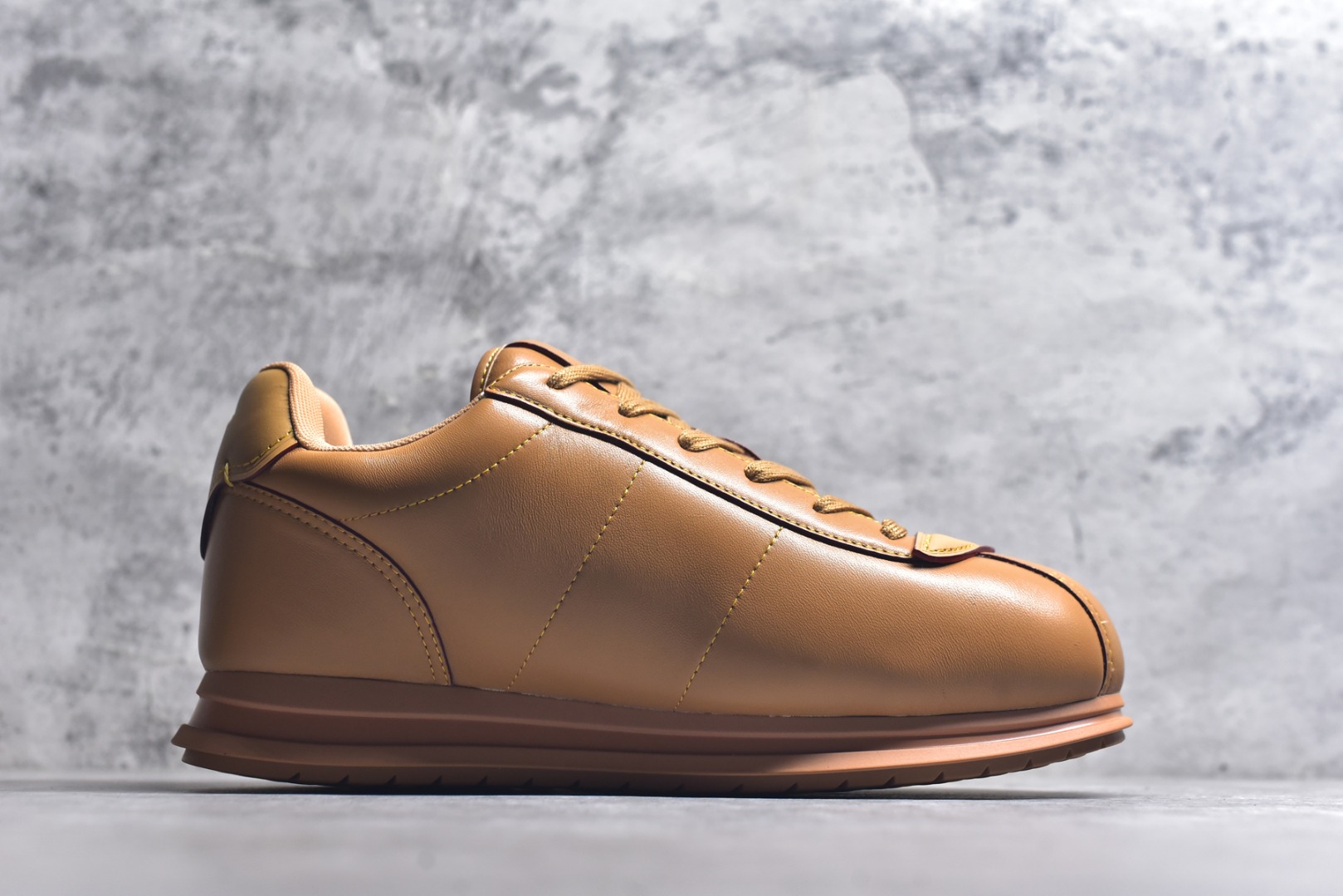 图片[3]-#Louis Vuitton LV x Nigo联款 Buttersoft FW25 最新款阿甘休闲运动面包鞋 菲董操刀的LV Buttersoft运动鞋真的星星眼 这波“面包鞋”新风潮必须冲 上脚秒get慵懒高级感 舒适度堪称“踩屎感”天花板 鞋型神似经典阿甘鞋，但做了“加肥加大”的面包鞋 改良，厚鞋舌＋宽鞋带，复古叉带点憨憨的萌感。 此次系列包括从简约风格的运动鞋到引人注目的跑鞋 LV 以其标志性的厚底和现代美学脱颖而出 而其他款式则采用了奢华的麂皮 皮革和帆布等材质 一些运动鞋设计富有未来感 强调功能性与舒适性 并向运动风格的奢华鞋履迈进 每个细节都按原版开发 面料 头层皮 内里 进口透气网里 鞋底原版开模防滑TPU材质 底厚3CM 尺码：35 36 37 38 39 40 41 42 43 44 45-选品中心