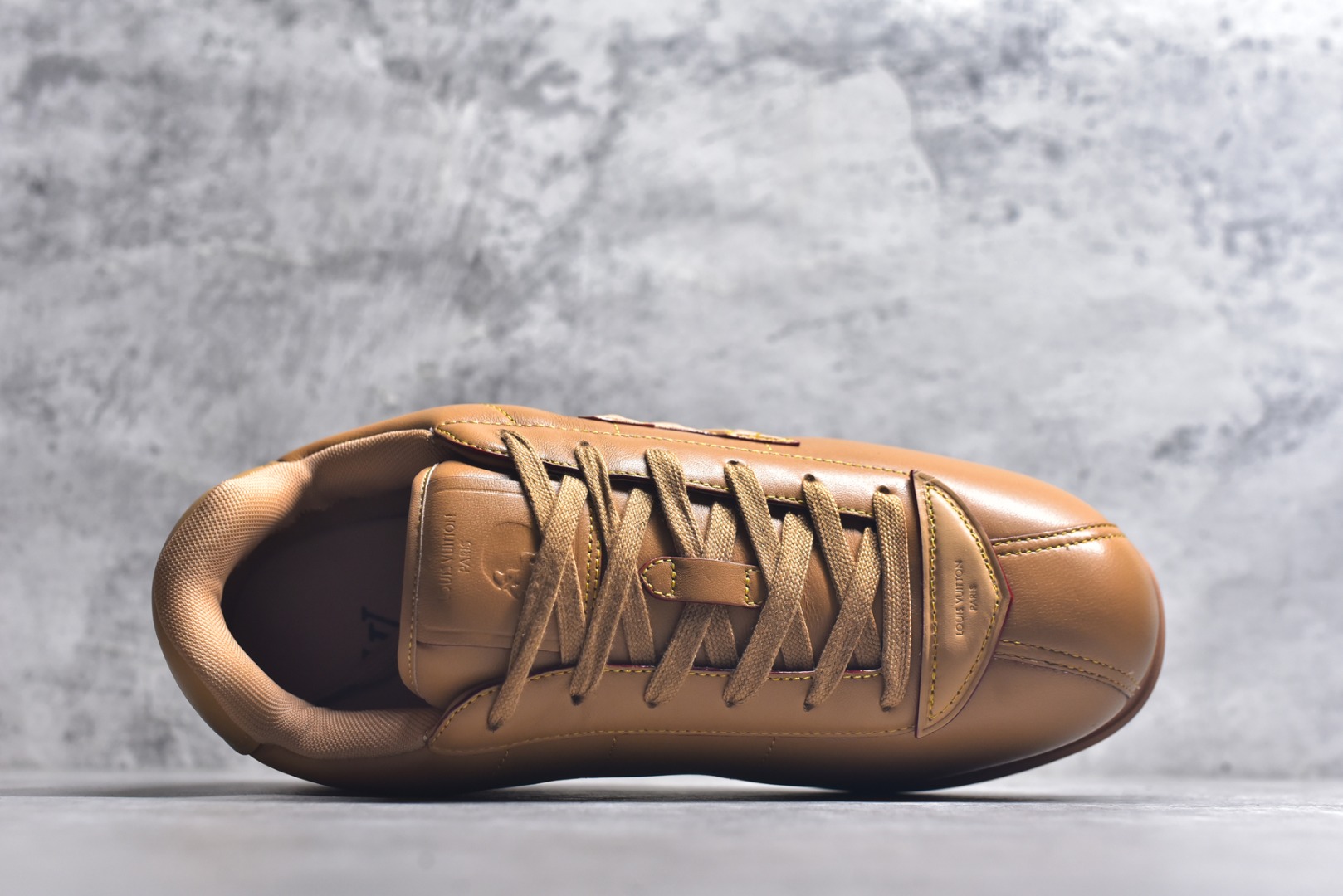 图片[4]-#Louis Vuitton LV x Nigo联款 Buttersoft FW25 最新款阿甘休闲运动面包鞋 菲董操刀的LV Buttersoft运动鞋真的星星眼 这波“面包鞋”新风潮必须冲 上脚秒get慵懒高级感 舒适度堪称“踩屎感”天花板 鞋型神似经典阿甘鞋，但做了“加肥加大”的面包鞋 改良，厚鞋舌＋宽鞋带，复古叉带点憨憨的萌感。 此次系列包括从简约风格的运动鞋到引人注目的跑鞋 LV 以其标志性的厚底和现代美学脱颖而出 而其他款式则采用了奢华的麂皮 皮革和帆布等材质 一些运动鞋设计富有未来感 强调功能性与舒适性 并向运动风格的奢华鞋履迈进 每个细节都按原版开发 面料 头层皮 内里 进口透气网里 鞋底原版开模防滑TPU材质 底厚3CM 尺码：35 36 37 38 39 40 41 42 43 44 45-选品中心