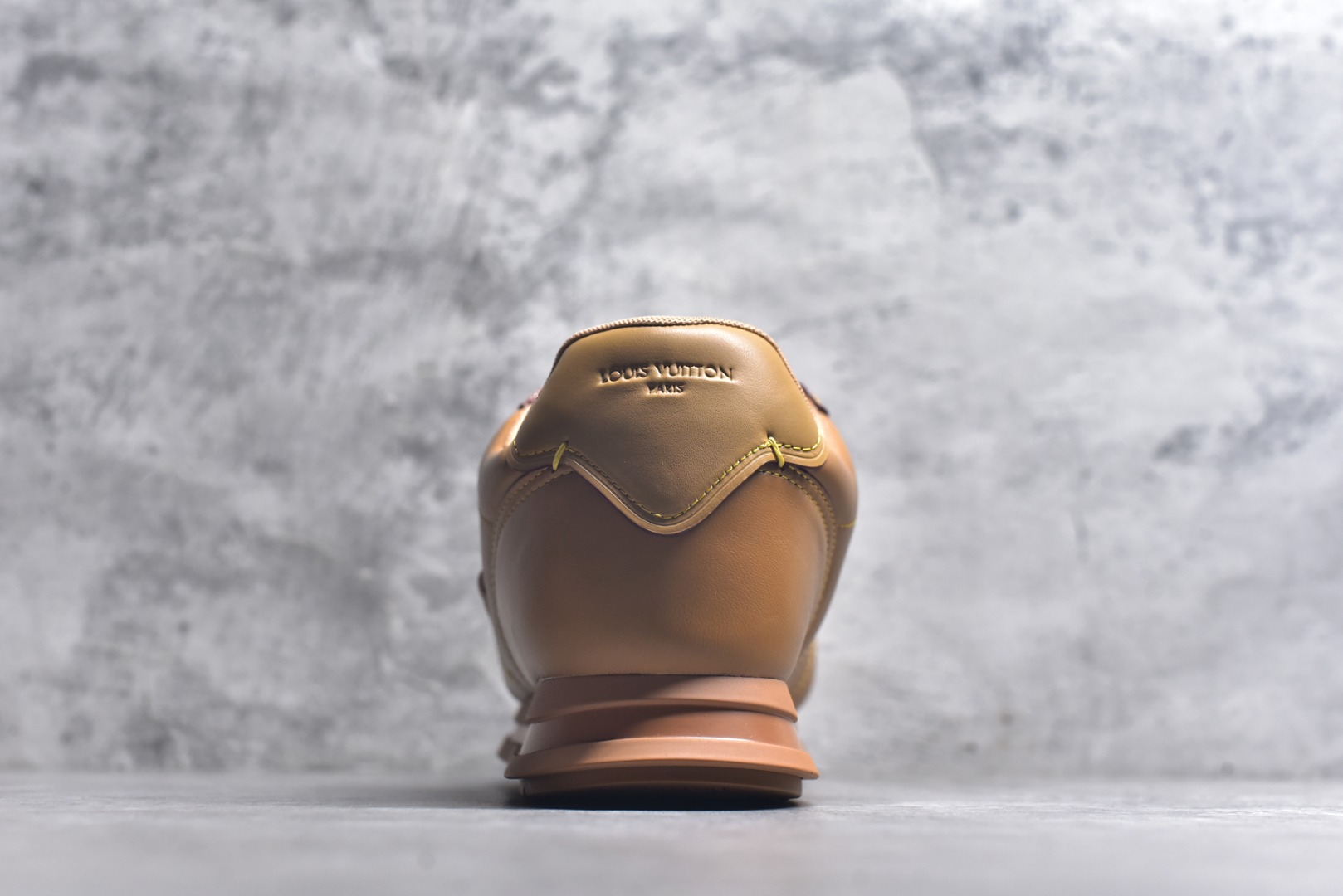 图片[5]-#Louis Vuitton LV x Nigo联款 Buttersoft FW25 最新款阿甘休闲运动面包鞋 菲董操刀的LV Buttersoft运动鞋真的星星眼 这波“面包鞋”新风潮必须冲 上脚秒get慵懒高级感 舒适度堪称“踩屎感”天花板 鞋型神似经典阿甘鞋，但做了“加肥加大”的面包鞋 改良，厚鞋舌＋宽鞋带，复古叉带点憨憨的萌感。 此次系列包括从简约风格的运动鞋到引人注目的跑鞋 LV 以其标志性的厚底和现代美学脱颖而出 而其他款式则采用了奢华的麂皮 皮革和帆布等材质 一些运动鞋设计富有未来感 强调功能性与舒适性 并向运动风格的奢华鞋履迈进 每个细节都按原版开发 面料 头层皮 内里 进口透气网里 鞋底原版开模防滑TPU材质 底厚3CM 尺码：35 36 37 38 39 40 41 42 43 44 45-选品中心