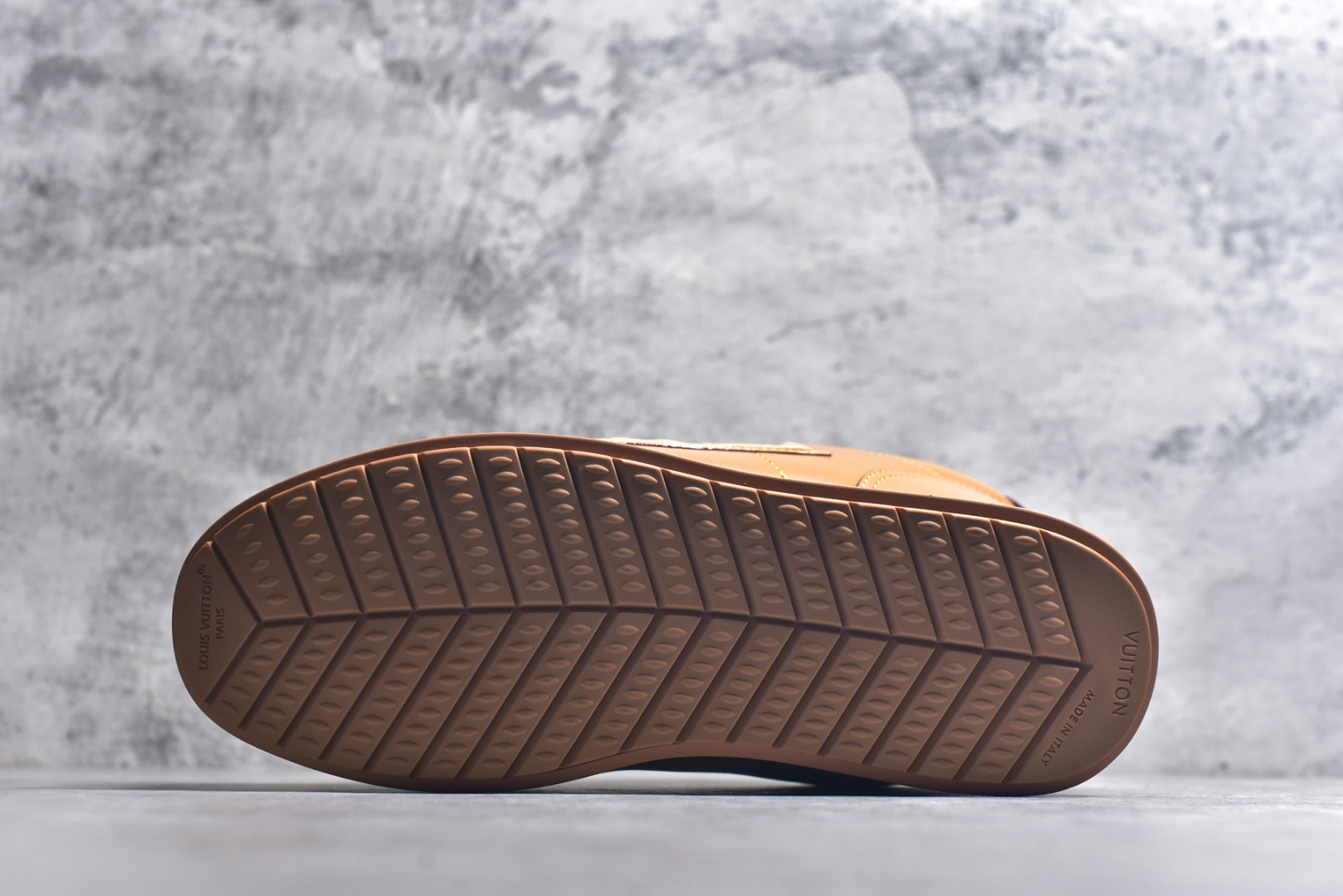 图片[6]-#Louis Vuitton LV x Nigo联款 Buttersoft FW25 最新款阿甘休闲运动面包鞋 菲董操刀的LV Buttersoft运动鞋真的星星眼 这波“面包鞋”新风潮必须冲 上脚秒get慵懒高级感 舒适度堪称“踩屎感”天花板 鞋型神似经典阿甘鞋，但做了“加肥加大”的面包鞋 改良，厚鞋舌＋宽鞋带，复古叉带点憨憨的萌感。 此次系列包括从简约风格的运动鞋到引人注目的跑鞋 LV 以其标志性的厚底和现代美学脱颖而出 而其他款式则采用了奢华的麂皮 皮革和帆布等材质 一些运动鞋设计富有未来感 强调功能性与舒适性 并向运动风格的奢华鞋履迈进 每个细节都按原版开发 面料 头层皮 内里 进口透气网里 鞋底原版开模防滑TPU材质 底厚3CM 尺码：35 36 37 38 39 40 41 42 43 44 45-选品中心