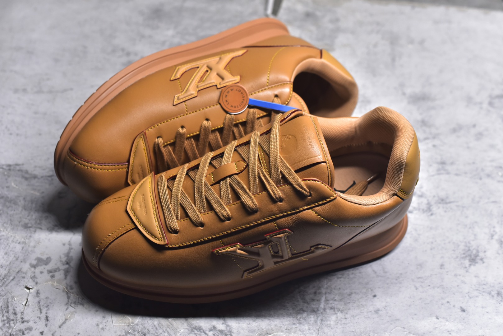 图片[7]-#Louis Vuitton LV x Nigo联款 Buttersoft FW25 最新款阿甘休闲运动面包鞋 菲董操刀的LV Buttersoft运动鞋真的星星眼 这波“面包鞋”新风潮必须冲 上脚秒get慵懒高级感 舒适度堪称“踩屎感”天花板 鞋型神似经典阿甘鞋，但做了“加肥加大”的面包鞋 改良，厚鞋舌＋宽鞋带，复古叉带点憨憨的萌感。 此次系列包括从简约风格的运动鞋到引人注目的跑鞋 LV 以其标志性的厚底和现代美学脱颖而出 而其他款式则采用了奢华的麂皮 皮革和帆布等材质 一些运动鞋设计富有未来感 强调功能性与舒适性 并向运动风格的奢华鞋履迈进 每个细节都按原版开发 面料 头层皮 内里 进口透气网里 鞋底原版开模防滑TPU材质 底厚3CM 尺码：35 36 37 38 39 40 41 42 43 44 45-选品中心