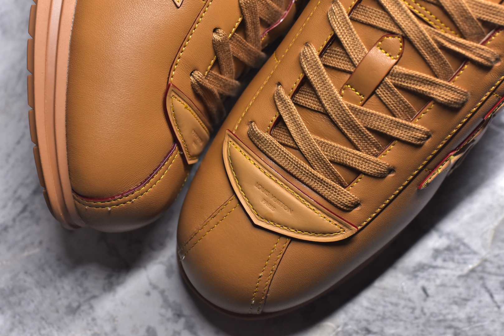 图片[8]-#Louis Vuitton LV x Nigo联款 Buttersoft FW25 最新款阿甘休闲运动面包鞋 菲董操刀的LV Buttersoft运动鞋真的星星眼 这波“面包鞋”新风潮必须冲 上脚秒get慵懒高级感 舒适度堪称“踩屎感”天花板 鞋型神似经典阿甘鞋，但做了“加肥加大”的面包鞋 改良，厚鞋舌＋宽鞋带，复古叉带点憨憨的萌感。 此次系列包括从简约风格的运动鞋到引人注目的跑鞋 LV 以其标志性的厚底和现代美学脱颖而出 而其他款式则采用了奢华的麂皮 皮革和帆布等材质 一些运动鞋设计富有未来感 强调功能性与舒适性 并向运动风格的奢华鞋履迈进 每个细节都按原版开发 面料 头层皮 内里 进口透气网里 鞋底原版开模防滑TPU材质 底厚3CM 尺码：35 36 37 38 39 40 41 42 43 44 45-选品中心