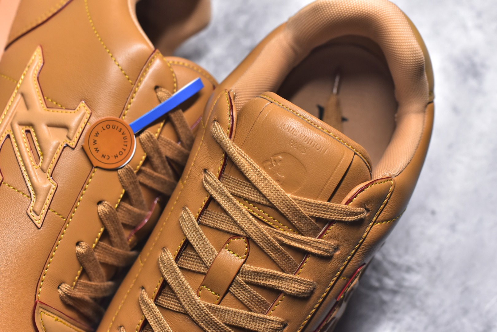 图片[9]-#Louis Vuitton LV x Nigo联款 Buttersoft FW25 最新款阿甘休闲运动面包鞋 菲董操刀的LV Buttersoft运动鞋真的星星眼 这波“面包鞋”新风潮必须冲 上脚秒get慵懒高级感 舒适度堪称“踩屎感”天花板 鞋型神似经典阿甘鞋，但做了“加肥加大”的面包鞋 改良，厚鞋舌＋宽鞋带，复古叉带点憨憨的萌感。 此次系列包括从简约风格的运动鞋到引人注目的跑鞋 LV 以其标志性的厚底和现代美学脱颖而出 而其他款式则采用了奢华的麂皮 皮革和帆布等材质 一些运动鞋设计富有未来感 强调功能性与舒适性 并向运动风格的奢华鞋履迈进 每个细节都按原版开发 面料 头层皮 内里 进口透气网里 鞋底原版开模防滑TPU材质 底厚3CM 尺码：35 36 37 38 39 40 41 42 43 44 45-选品中心