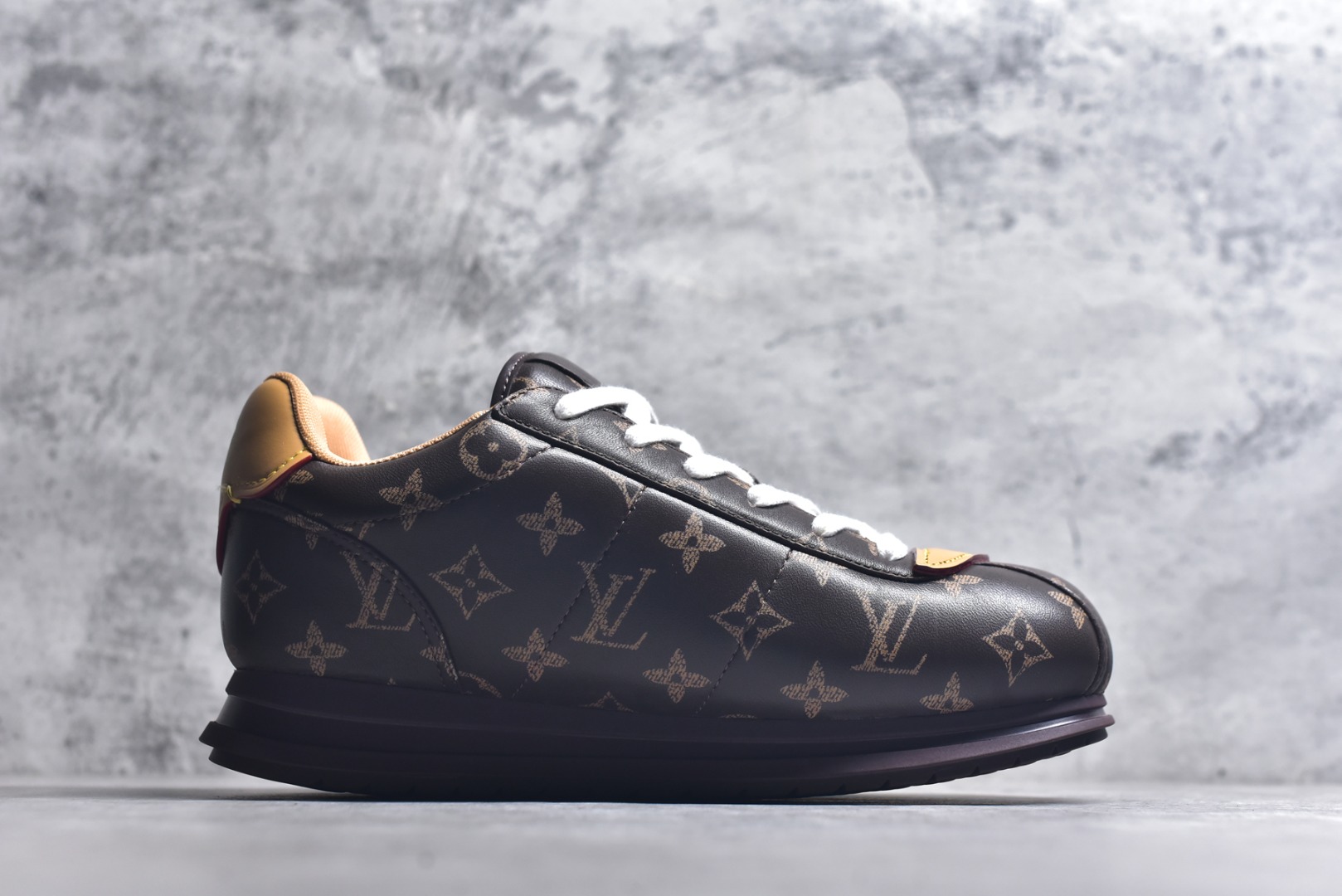 图片[3]-#Louis Vuitton LV x Nigo联款 Buttersoft FW25 最新款阿甘休闲运动面包鞋 菲董操刀的LV Buttersoft运动鞋真的星星眼 这波“面包鞋”新风潮必须冲 上脚秒get慵懒高级感 舒适度堪称“踩屎感”天花板 鞋型神似经典阿甘鞋，但做了“加肥加大”的面包鞋 改良，厚鞋舌＋宽鞋带，复古叉带点憨憨的萌感。 此次系列包括从简约风格的运动鞋到引人注目的跑鞋 LV 以其标志性的厚底和现代美学脱颖而出 而其他款式则采用了奢华的麂皮 皮革和帆布等材质 一些运动鞋设计富有未来感 强调功能性与舒适性 并向运动风格的奢华鞋履迈进 每个细节都按原版开发 面料 头层皮 内里 进口透气网里 鞋底原版开模防滑TPU材质 底厚3CM 尺码：35 36 37 38 39 40 41 42 43 44 45-选品中心