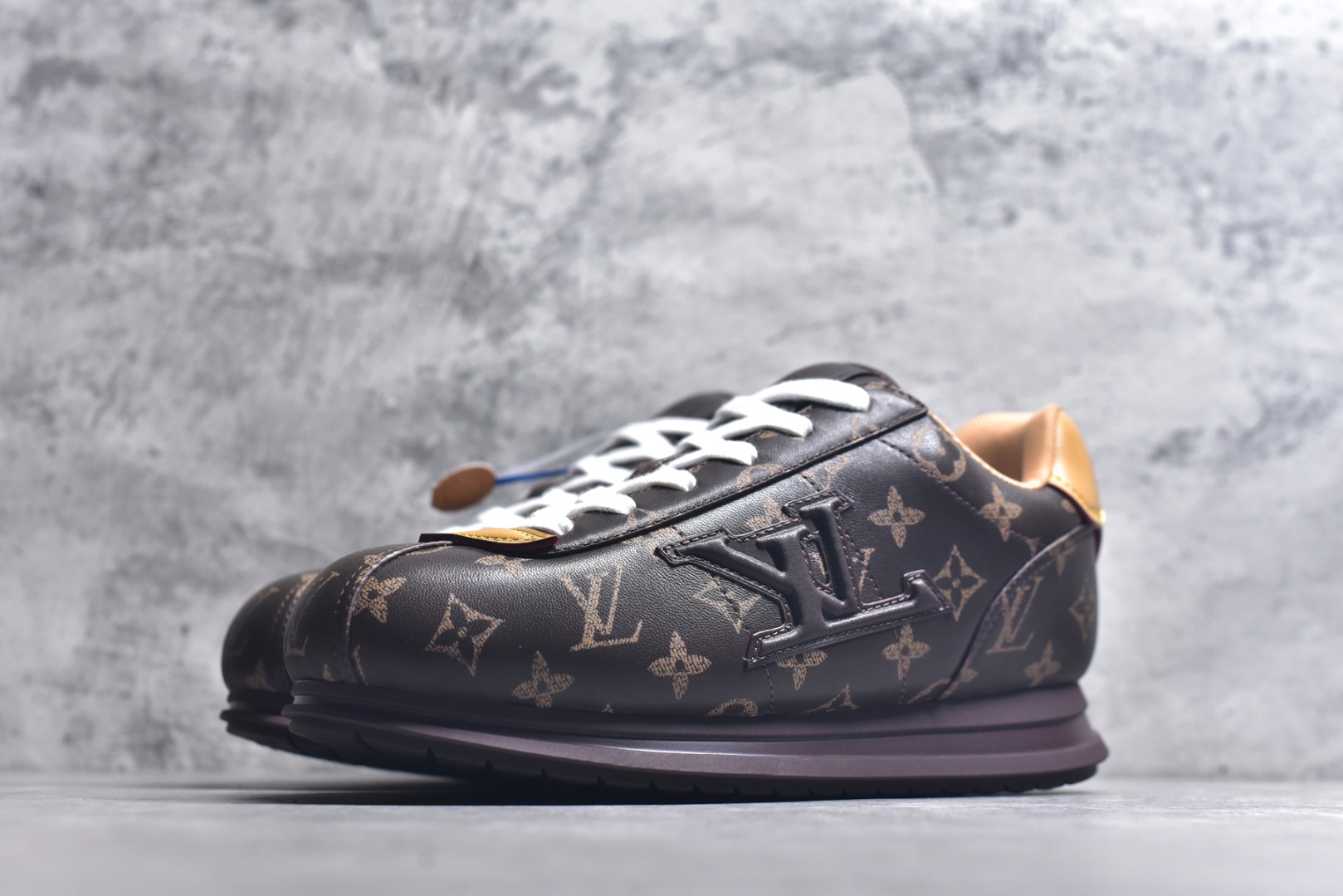 图片[2]-#Louis Vuitton LV x Nigo联款 Buttersoft FW25 最新款阿甘休闲运动面包鞋 菲董操刀的LV Buttersoft运动鞋真的星星眼 这波“面包鞋”新风潮必须冲 上脚秒get慵懒高级感 舒适度堪称“踩屎感”天花板 鞋型神似经典阿甘鞋，但做了“加肥加大”的面包鞋 改良，厚鞋舌＋宽鞋带，复古叉带点憨憨的萌感。 此次系列包括从简约风格的运动鞋到引人注目的跑鞋 LV 以其标志性的厚底和现代美学脱颖而出 而其他款式则采用了奢华的麂皮 皮革和帆布等材质 一些运动鞋设计富有未来感 强调功能性与舒适性 并向运动风格的奢华鞋履迈进 每个细节都按原版开发 面料 头层皮 内里 进口透气网里 鞋底原版开模防滑TPU材质 底厚3CM 尺码：35 36 37 38 39 40 41 42 43 44 45-选品中心