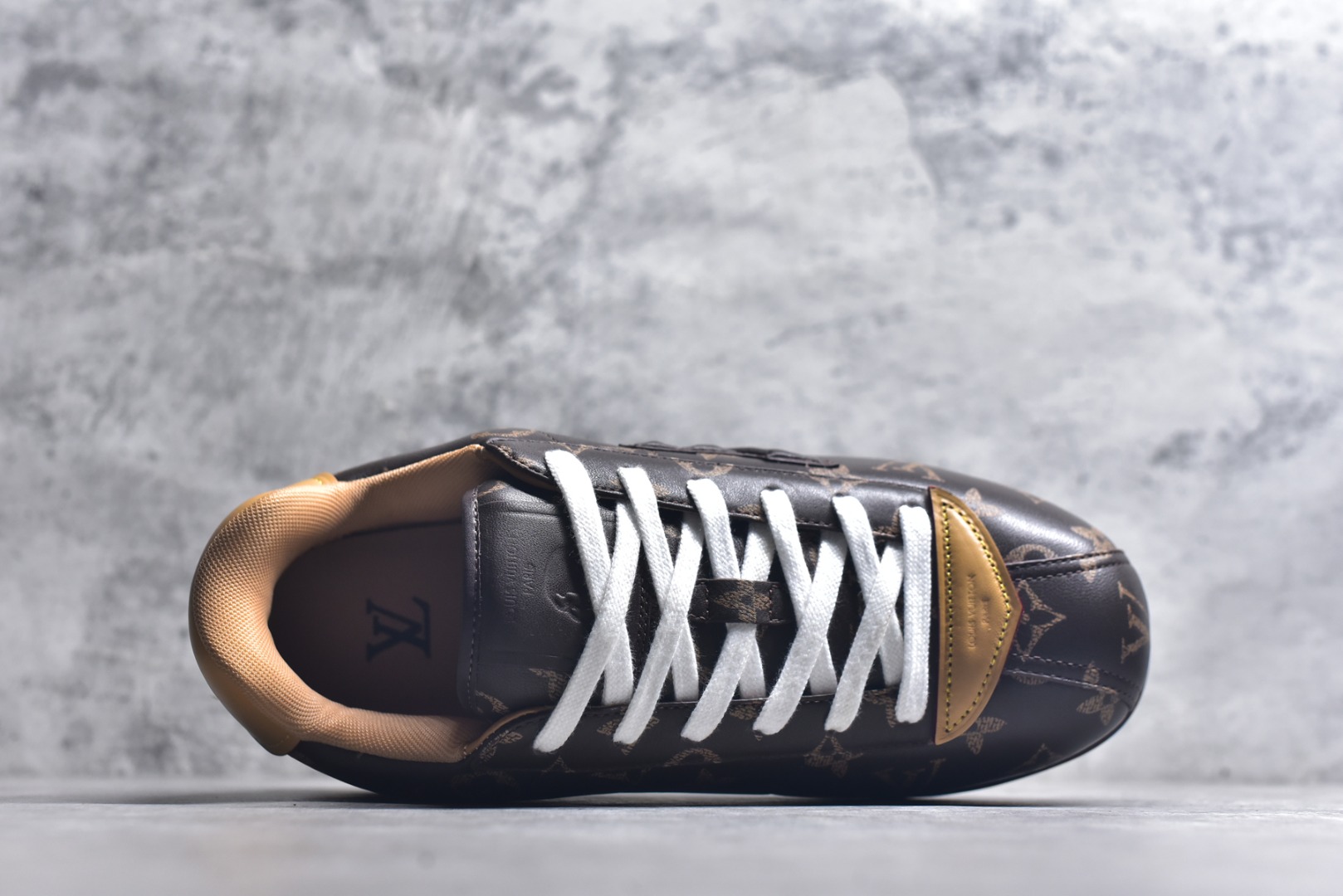 图片[4]-#Louis Vuitton LV x Nigo联款 Buttersoft FW25 最新款阿甘休闲运动面包鞋 菲董操刀的LV Buttersoft运动鞋真的星星眼 这波“面包鞋”新风潮必须冲 上脚秒get慵懒高级感 舒适度堪称“踩屎感”天花板 鞋型神似经典阿甘鞋，但做了“加肥加大”的面包鞋 改良，厚鞋舌＋宽鞋带，复古叉带点憨憨的萌感。 此次系列包括从简约风格的运动鞋到引人注目的跑鞋 LV 以其标志性的厚底和现代美学脱颖而出 而其他款式则采用了奢华的麂皮 皮革和帆布等材质 一些运动鞋设计富有未来感 强调功能性与舒适性 并向运动风格的奢华鞋履迈进 每个细节都按原版开发 面料 头层皮 内里 进口透气网里 鞋底原版开模防滑TPU材质 底厚3CM 尺码：35 36 37 38 39 40 41 42 43 44 45-选品中心