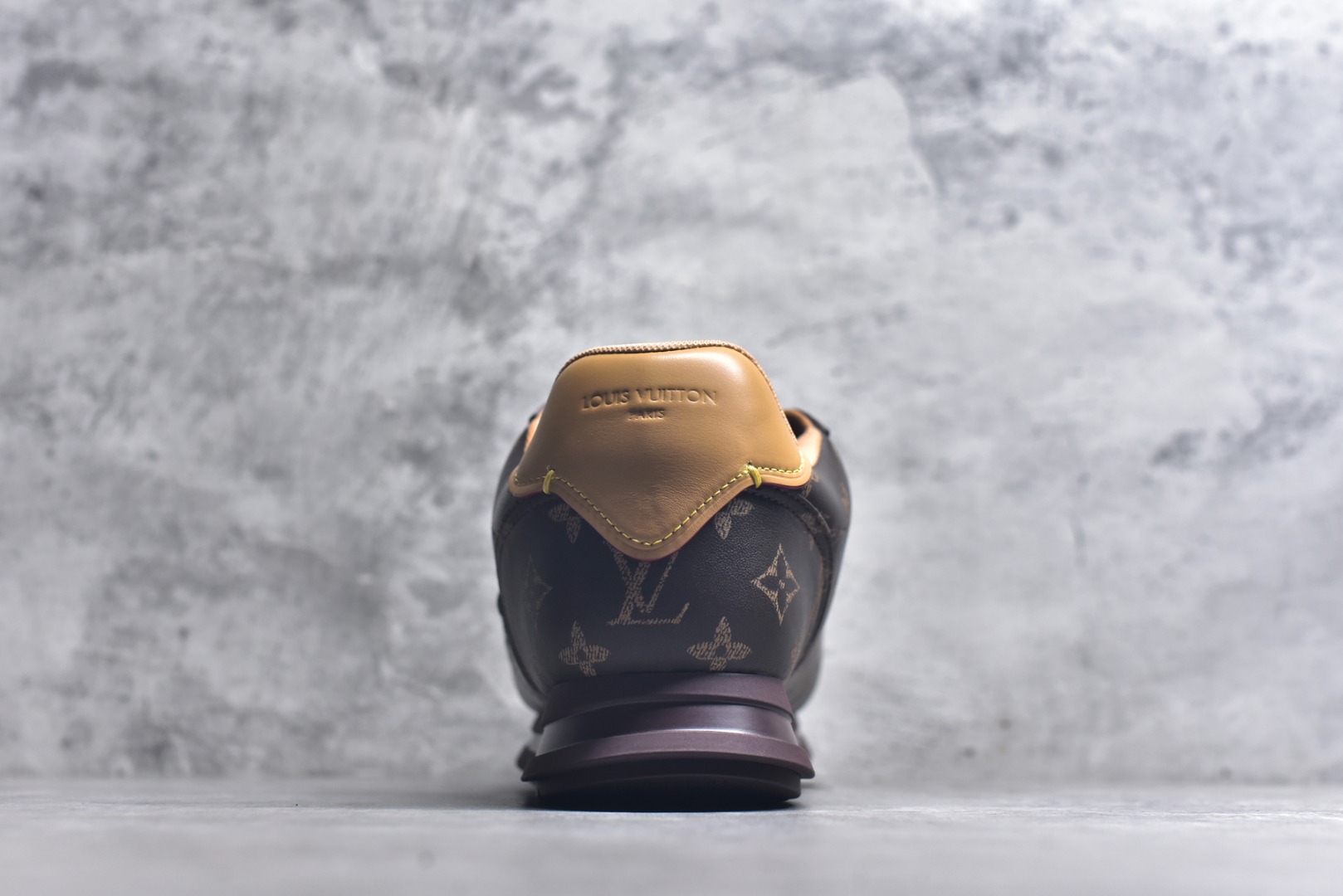 图片[5]-#Louis Vuitton LV x Nigo联款 Buttersoft FW25 最新款阿甘休闲运动面包鞋 菲董操刀的LV Buttersoft运动鞋真的星星眼 这波“面包鞋”新风潮必须冲 上脚秒get慵懒高级感 舒适度堪称“踩屎感”天花板 鞋型神似经典阿甘鞋，但做了“加肥加大”的面包鞋 改良，厚鞋舌＋宽鞋带，复古叉带点憨憨的萌感。 此次系列包括从简约风格的运动鞋到引人注目的跑鞋 LV 以其标志性的厚底和现代美学脱颖而出 而其他款式则采用了奢华的麂皮 皮革和帆布等材质 一些运动鞋设计富有未来感 强调功能性与舒适性 并向运动风格的奢华鞋履迈进 每个细节都按原版开发 面料 头层皮 内里 进口透气网里 鞋底原版开模防滑TPU材质 底厚3CM 尺码：35 36 37 38 39 40 41 42 43 44 45-选品中心