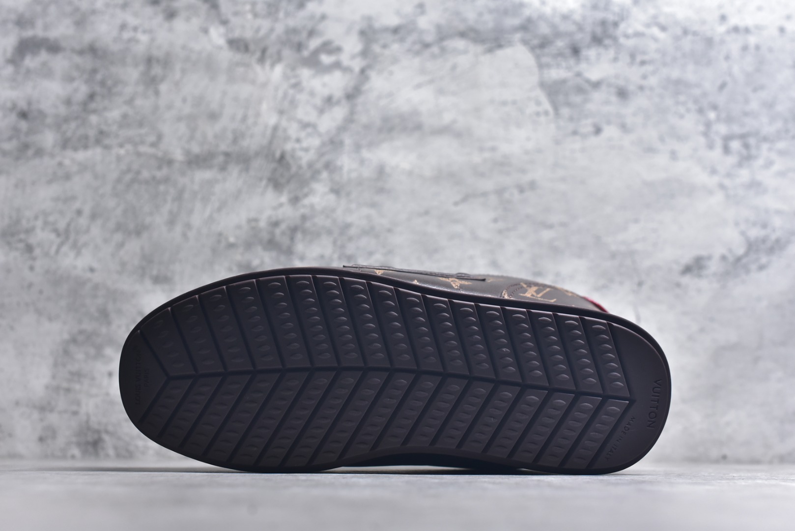 图片[6]-#Louis Vuitton LV x Nigo联款 Buttersoft FW25 最新款阿甘休闲运动面包鞋 菲董操刀的LV Buttersoft运动鞋真的星星眼 这波“面包鞋”新风潮必须冲 上脚秒get慵懒高级感 舒适度堪称“踩屎感”天花板 鞋型神似经典阿甘鞋，但做了“加肥加大”的面包鞋 改良，厚鞋舌＋宽鞋带，复古叉带点憨憨的萌感。 此次系列包括从简约风格的运动鞋到引人注目的跑鞋 LV 以其标志性的厚底和现代美学脱颖而出 而其他款式则采用了奢华的麂皮 皮革和帆布等材质 一些运动鞋设计富有未来感 强调功能性与舒适性 并向运动风格的奢华鞋履迈进 每个细节都按原版开发 面料 头层皮 内里 进口透气网里 鞋底原版开模防滑TPU材质 底厚3CM 尺码：35 36 37 38 39 40 41 42 43 44 45-选品中心