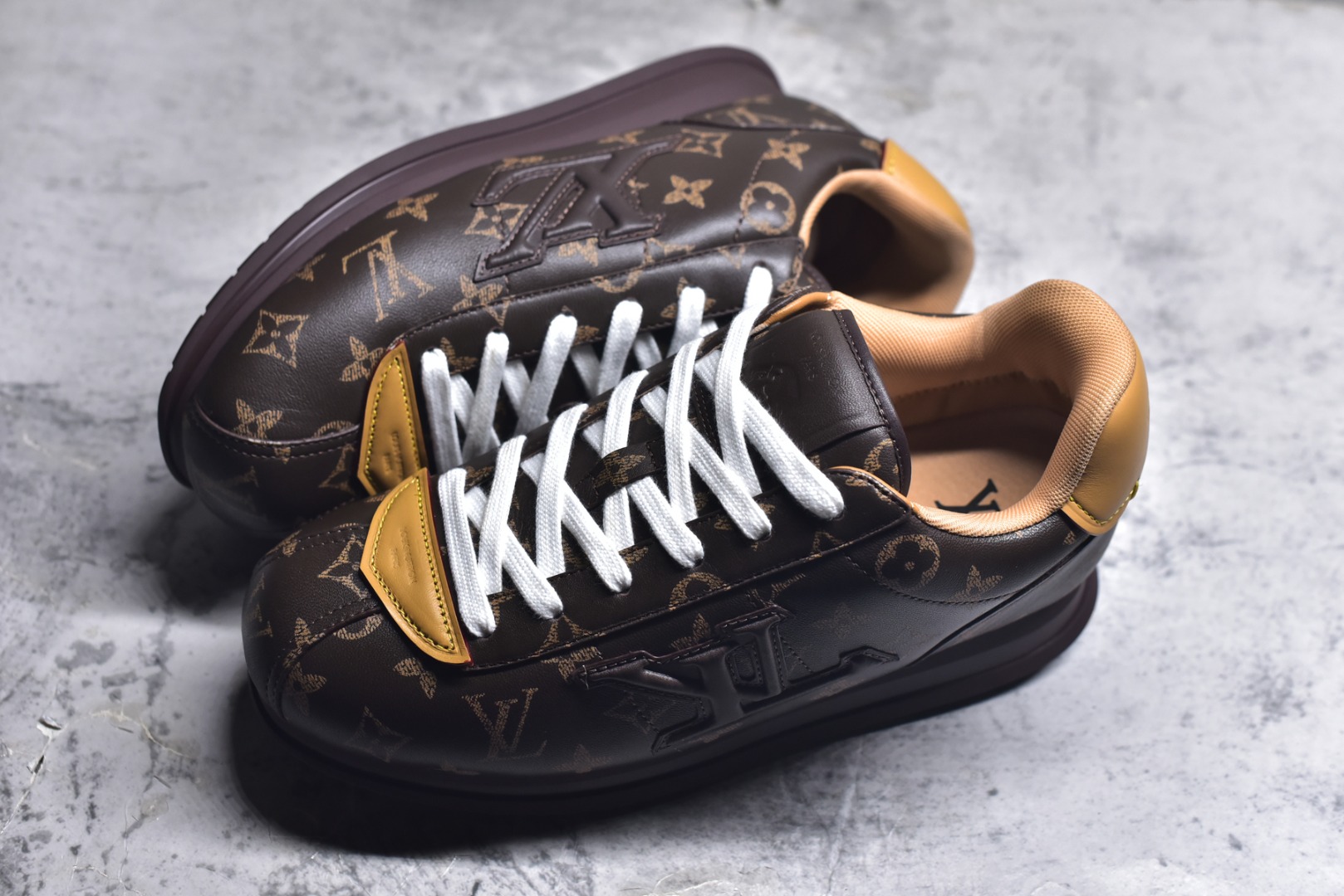 图片[7]-#Louis Vuitton LV x Nigo联款 Buttersoft FW25 最新款阿甘休闲运动面包鞋 菲董操刀的LV Buttersoft运动鞋真的星星眼 这波“面包鞋”新风潮必须冲 上脚秒get慵懒高级感 舒适度堪称“踩屎感”天花板 鞋型神似经典阿甘鞋，但做了“加肥加大”的面包鞋 改良，厚鞋舌＋宽鞋带，复古叉带点憨憨的萌感。 此次系列包括从简约风格的运动鞋到引人注目的跑鞋 LV 以其标志性的厚底和现代美学脱颖而出 而其他款式则采用了奢华的麂皮 皮革和帆布等材质 一些运动鞋设计富有未来感 强调功能性与舒适性 并向运动风格的奢华鞋履迈进 每个细节都按原版开发 面料 头层皮 内里 进口透气网里 鞋底原版开模防滑TPU材质 底厚3CM 尺码：35 36 37 38 39 40 41 42 43 44 45-选品中心