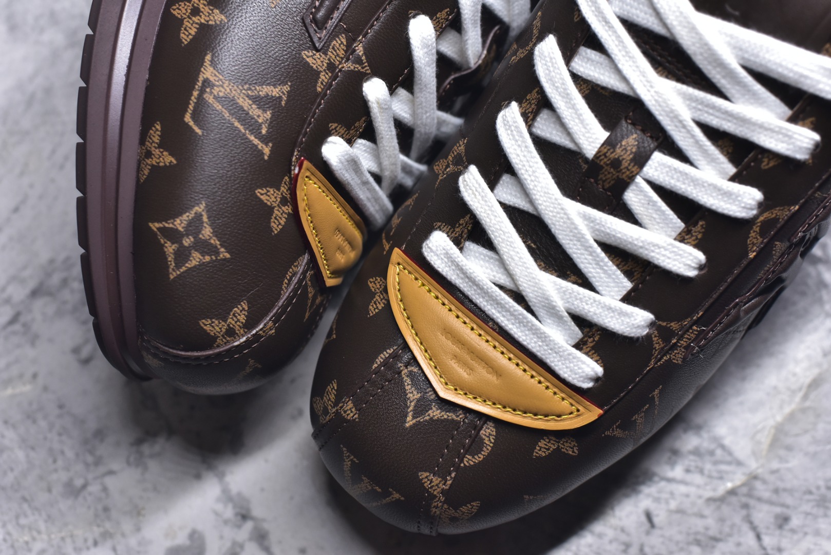 图片[8]-#Louis Vuitton LV x Nigo联款 Buttersoft FW25 最新款阿甘休闲运动面包鞋 菲董操刀的LV Buttersoft运动鞋真的星星眼 这波“面包鞋”新风潮必须冲 上脚秒get慵懒高级感 舒适度堪称“踩屎感”天花板 鞋型神似经典阿甘鞋，但做了“加肥加大”的面包鞋 改良，厚鞋舌＋宽鞋带，复古叉带点憨憨的萌感。 此次系列包括从简约风格的运动鞋到引人注目的跑鞋 LV 以其标志性的厚底和现代美学脱颖而出 而其他款式则采用了奢华的麂皮 皮革和帆布等材质 一些运动鞋设计富有未来感 强调功能性与舒适性 并向运动风格的奢华鞋履迈进 每个细节都按原版开发 面料 头层皮 内里 进口透气网里 鞋底原版开模防滑TPU材质 底厚3CM 尺码：35 36 37 38 39 40 41 42 43 44 45-选品中心