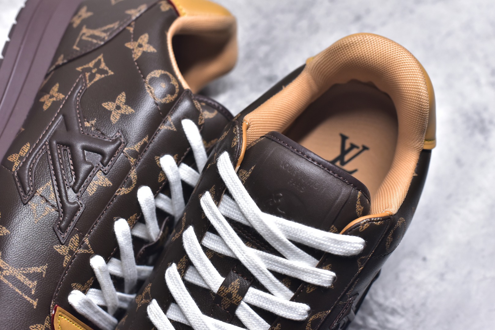 图片[9]-#Louis Vuitton LV x Nigo联款 Buttersoft FW25 最新款阿甘休闲运动面包鞋 菲董操刀的LV Buttersoft运动鞋真的星星眼 这波“面包鞋”新风潮必须冲 上脚秒get慵懒高级感 舒适度堪称“踩屎感”天花板 鞋型神似经典阿甘鞋，但做了“加肥加大”的面包鞋 改良，厚鞋舌＋宽鞋带，复古叉带点憨憨的萌感。 此次系列包括从简约风格的运动鞋到引人注目的跑鞋 LV 以其标志性的厚底和现代美学脱颖而出 而其他款式则采用了奢华的麂皮 皮革和帆布等材质 一些运动鞋设计富有未来感 强调功能性与舒适性 并向运动风格的奢华鞋履迈进 每个细节都按原版开发 面料 头层皮 内里 进口透气网里 鞋底原版开模防滑TPU材质 底厚3CM 尺码：35 36 37 38 39 40 41 42 43 44 45-选品中心
