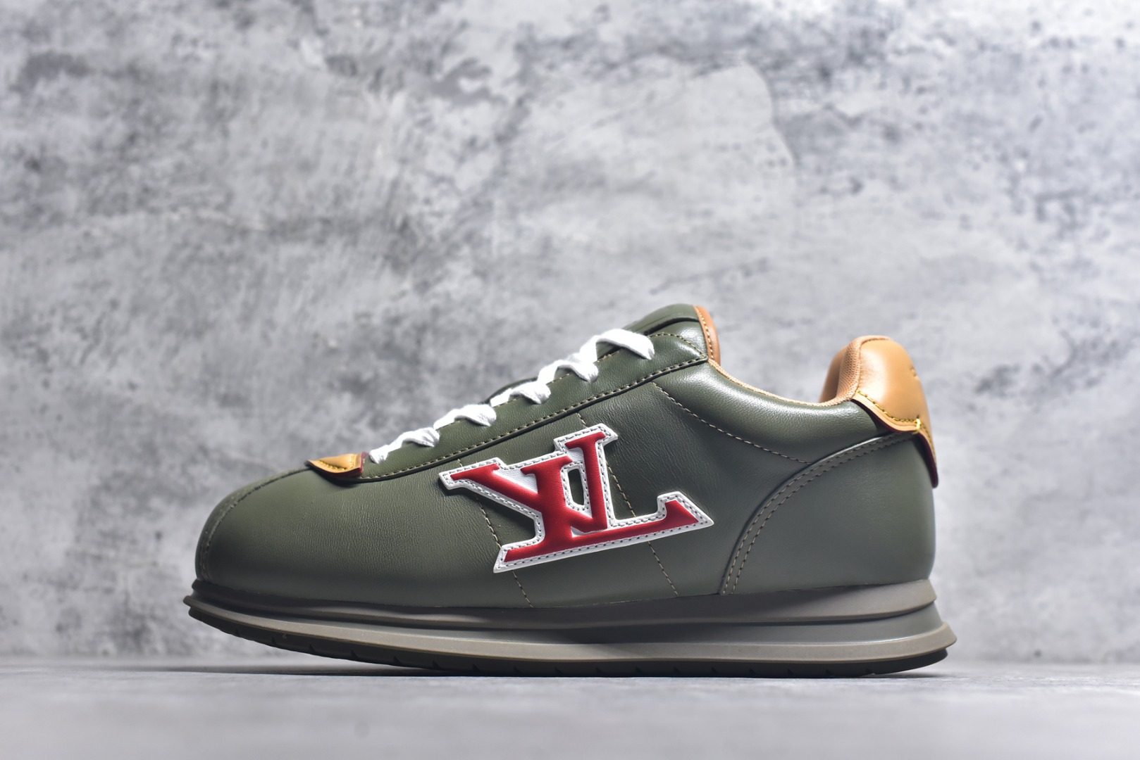 #Louis Vuitton LV x Nigo联款 Buttersoft FW25 最新款阿甘休闲运动面包鞋 菲董操刀的LV Buttersoft运动鞋真的星星眼 这波“面包鞋”新风潮必须冲 上脚秒get慵懒高级感 舒适度堪称“踩屎感”天花板 鞋型神似经典阿甘鞋，但做了“加肥加大”的面包鞋 改良，厚鞋舌＋宽鞋带，复古叉带点憨憨的萌感。 此次系列包括从简约风格的运动鞋到引人注目的跑鞋 LV 以其标志性的厚底和现代美学脱颖而出 而其他款式则采用了奢华的麂皮 皮革和帆布等材质 一些运动鞋设计富有未来感 强调功能性与舒适性 并向运动风格的奢华鞋履迈进 每个细节都按原版开发 面料 头层皮 内里 进口透气网里 鞋底原版开模防滑TPU材质 底厚3CM 尺码：35 36 37 38 39 40 41 42 43 44 45-选品中心