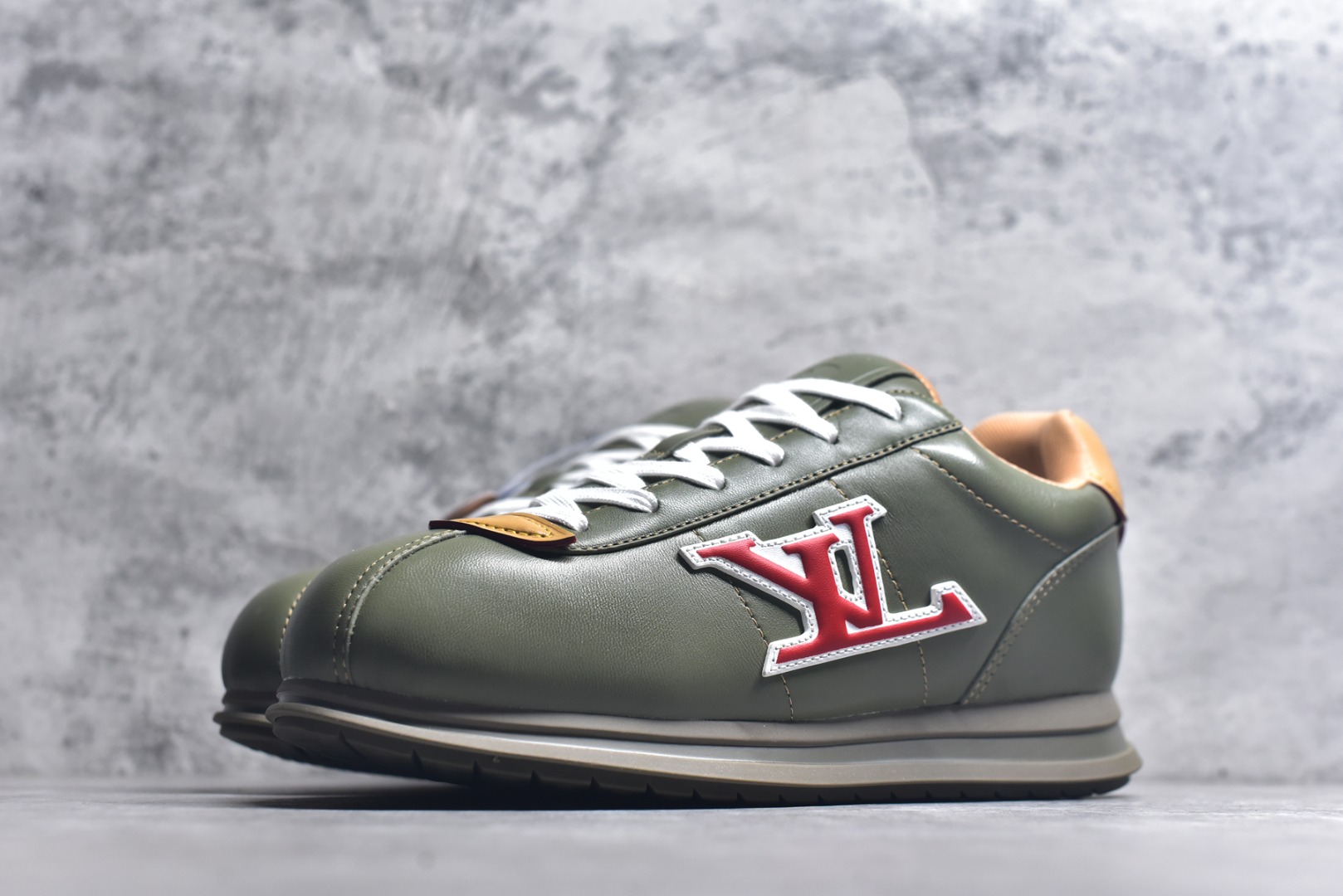 图片[2]-#Louis Vuitton LV x Nigo联款 Buttersoft FW25 最新款阿甘休闲运动面包鞋 菲董操刀的LV Buttersoft运动鞋真的星星眼 这波“面包鞋”新风潮必须冲 上脚秒get慵懒高级感 舒适度堪称“踩屎感”天花板 鞋型神似经典阿甘鞋，但做了“加肥加大”的面包鞋 改良，厚鞋舌＋宽鞋带，复古叉带点憨憨的萌感。 此次系列包括从简约风格的运动鞋到引人注目的跑鞋 LV 以其标志性的厚底和现代美学脱颖而出 而其他款式则采用了奢华的麂皮 皮革和帆布等材质 一些运动鞋设计富有未来感 强调功能性与舒适性 并向运动风格的奢华鞋履迈进 每个细节都按原版开发 面料 头层皮 内里 进口透气网里 鞋底原版开模防滑TPU材质 底厚3CM 尺码：35 36 37 38 39 40 41 42 43 44 45-选品中心