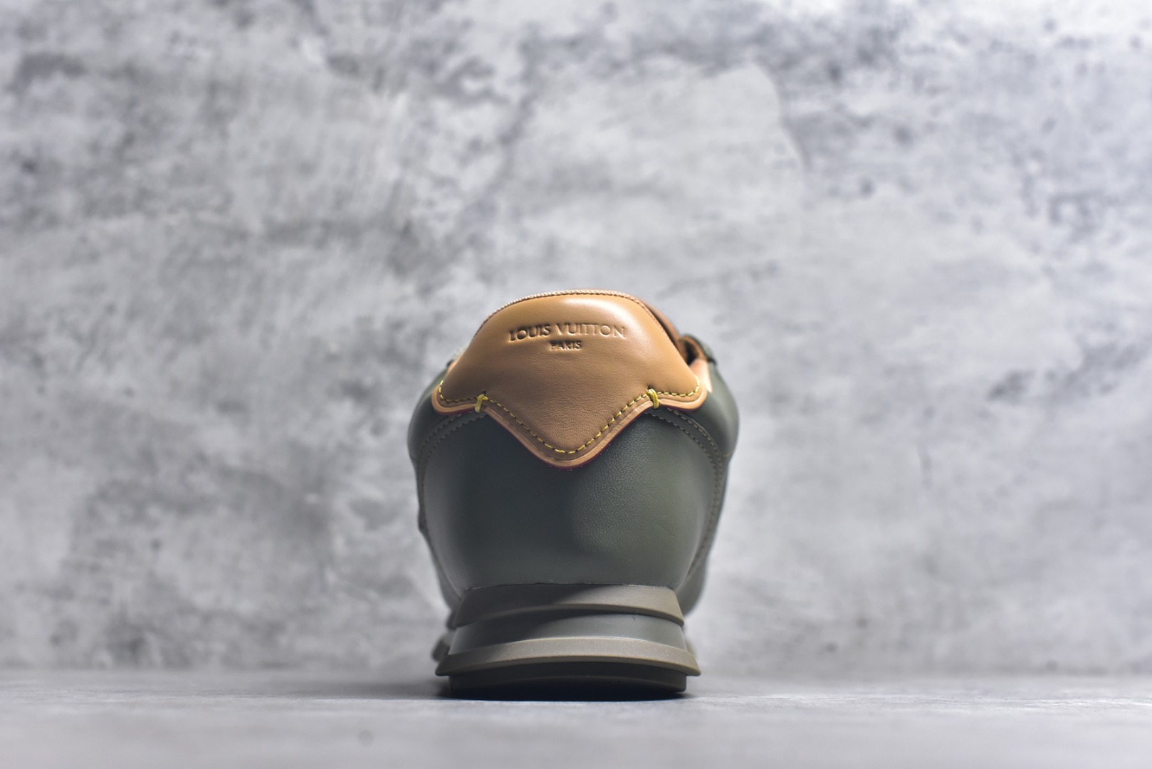 图片[5]-#Louis Vuitton LV x Nigo联款 Buttersoft FW25 最新款阿甘休闲运动面包鞋 菲董操刀的LV Buttersoft运动鞋真的星星眼 这波“面包鞋”新风潮必须冲 上脚秒get慵懒高级感 舒适度堪称“踩屎感”天花板 鞋型神似经典阿甘鞋，但做了“加肥加大”的面包鞋 改良，厚鞋舌＋宽鞋带，复古叉带点憨憨的萌感。 此次系列包括从简约风格的运动鞋到引人注目的跑鞋 LV 以其标志性的厚底和现代美学脱颖而出 而其他款式则采用了奢华的麂皮 皮革和帆布等材质 一些运动鞋设计富有未来感 强调功能性与舒适性 并向运动风格的奢华鞋履迈进 每个细节都按原版开发 面料 头层皮 内里 进口透气网里 鞋底原版开模防滑TPU材质 底厚3CM 尺码：35 36 37 38 39 40 41 42 43 44 45-选品中心