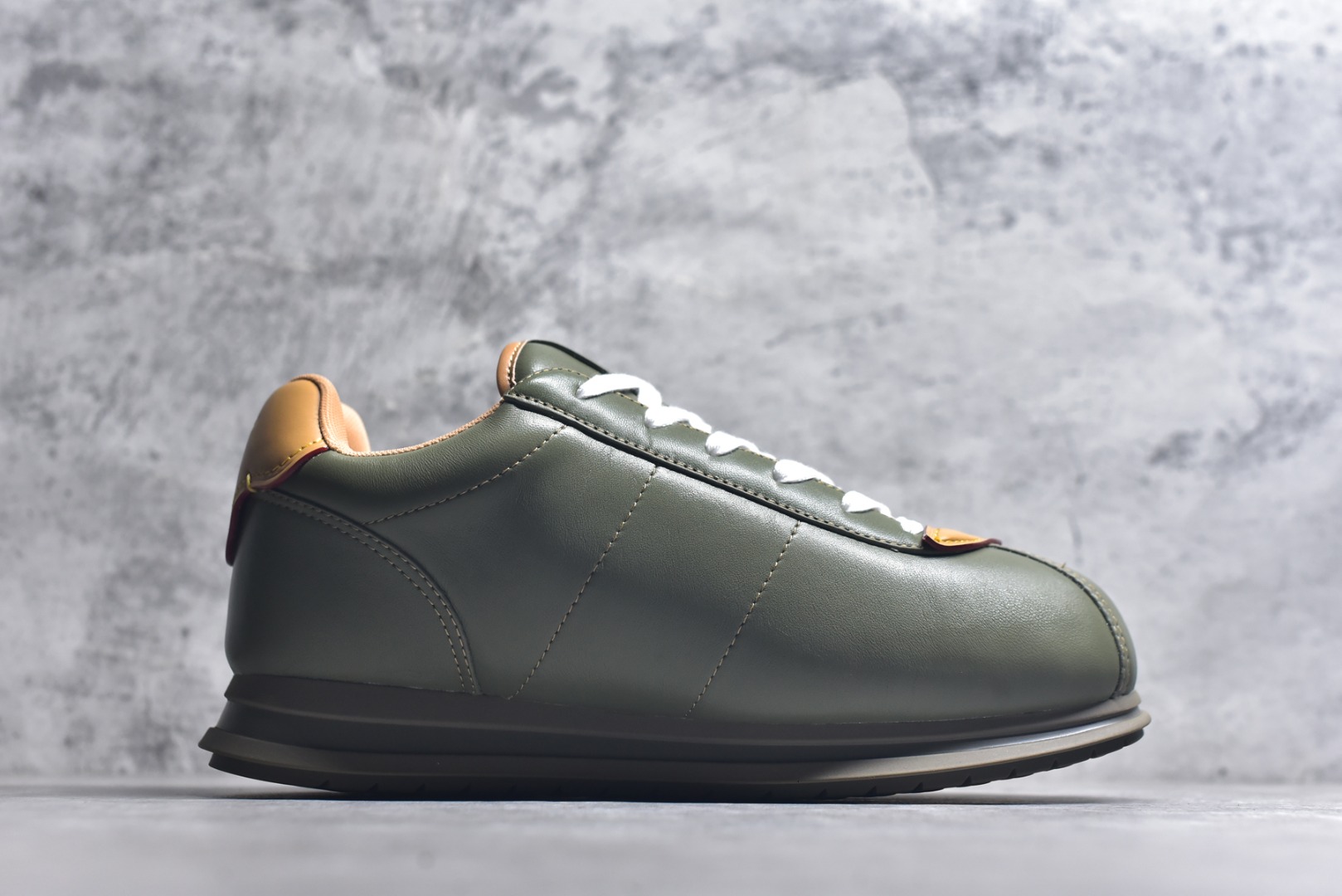 图片[3]-#Louis Vuitton LV x Nigo联款 Buttersoft FW25 最新款阿甘休闲运动面包鞋 菲董操刀的LV Buttersoft运动鞋真的星星眼 这波“面包鞋”新风潮必须冲 上脚秒get慵懒高级感 舒适度堪称“踩屎感”天花板 鞋型神似经典阿甘鞋，但做了“加肥加大”的面包鞋 改良，厚鞋舌＋宽鞋带，复古叉带点憨憨的萌感。 此次系列包括从简约风格的运动鞋到引人注目的跑鞋 LV 以其标志性的厚底和现代美学脱颖而出 而其他款式则采用了奢华的麂皮 皮革和帆布等材质 一些运动鞋设计富有未来感 强调功能性与舒适性 并向运动风格的奢华鞋履迈进 每个细节都按原版开发 面料 头层皮 内里 进口透气网里 鞋底原版开模防滑TPU材质 底厚3CM 尺码：35 36 37 38 39 40 41 42 43 44 45-选品中心