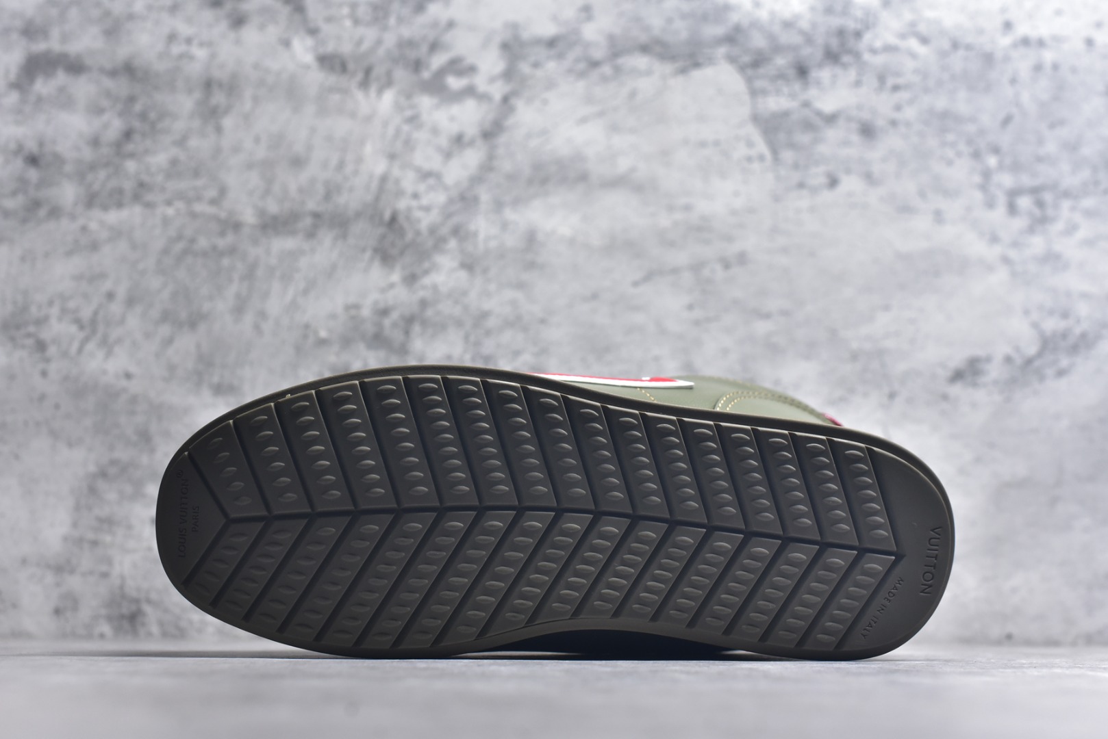 图片[6]-#Louis Vuitton LV x Nigo联款 Buttersoft FW25 最新款阿甘休闲运动面包鞋 菲董操刀的LV Buttersoft运动鞋真的星星眼 这波“面包鞋”新风潮必须冲 上脚秒get慵懒高级感 舒适度堪称“踩屎感”天花板 鞋型神似经典阿甘鞋，但做了“加肥加大”的面包鞋 改良，厚鞋舌＋宽鞋带，复古叉带点憨憨的萌感。 此次系列包括从简约风格的运动鞋到引人注目的跑鞋 LV 以其标志性的厚底和现代美学脱颖而出 而其他款式则采用了奢华的麂皮 皮革和帆布等材质 一些运动鞋设计富有未来感 强调功能性与舒适性 并向运动风格的奢华鞋履迈进 每个细节都按原版开发 面料 头层皮 内里 进口透气网里 鞋底原版开模防滑TPU材质 底厚3CM 尺码：35 36 37 38 39 40 41 42 43 44 45-选品中心