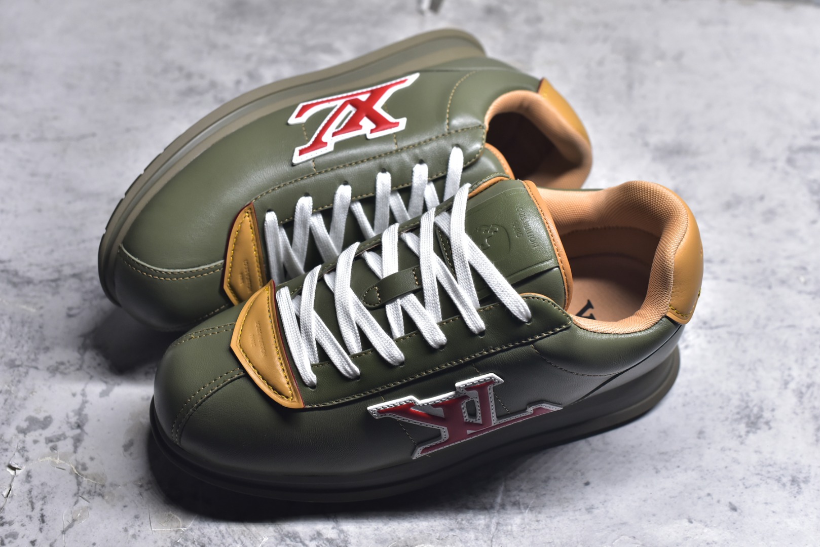 图片[7]-#Louis Vuitton LV x Nigo联款 Buttersoft FW25 最新款阿甘休闲运动面包鞋 菲董操刀的LV Buttersoft运动鞋真的星星眼 这波“面包鞋”新风潮必须冲 上脚秒get慵懒高级感 舒适度堪称“踩屎感”天花板 鞋型神似经典阿甘鞋，但做了“加肥加大”的面包鞋 改良，厚鞋舌＋宽鞋带，复古叉带点憨憨的萌感。 此次系列包括从简约风格的运动鞋到引人注目的跑鞋 LV 以其标志性的厚底和现代美学脱颖而出 而其他款式则采用了奢华的麂皮 皮革和帆布等材质 一些运动鞋设计富有未来感 强调功能性与舒适性 并向运动风格的奢华鞋履迈进 每个细节都按原版开发 面料 头层皮 内里 进口透气网里 鞋底原版开模防滑TPU材质 底厚3CM 尺码：35 36 37 38 39 40 41 42 43 44 45-选品中心