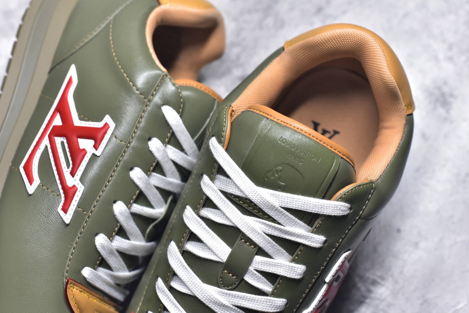 图片[9]-#Louis Vuitton LV x Nigo联款 Buttersoft FW25 最新款阿甘休闲运动面包鞋 菲董操刀的LV Buttersoft运动鞋真的星星眼 这波“面包鞋”新风潮必须冲 上脚秒get慵懒高级感 舒适度堪称“踩屎感”天花板 鞋型神似经典阿甘鞋，但做了“加肥加大”的面包鞋 改良，厚鞋舌＋宽鞋带，复古叉带点憨憨的萌感。 此次系列包括从简约风格的运动鞋到引人注目的跑鞋 LV 以其标志性的厚底和现代美学脱颖而出 而其他款式则采用了奢华的麂皮 皮革和帆布等材质 一些运动鞋设计富有未来感 强调功能性与舒适性 并向运动风格的奢华鞋履迈进 每个细节都按原版开发 面料 头层皮 内里 进口透气网里 鞋底原版开模防滑TPU材质 底厚3CM 尺码：35 36 37 38 39 40 41 42 43 44 45-选品中心