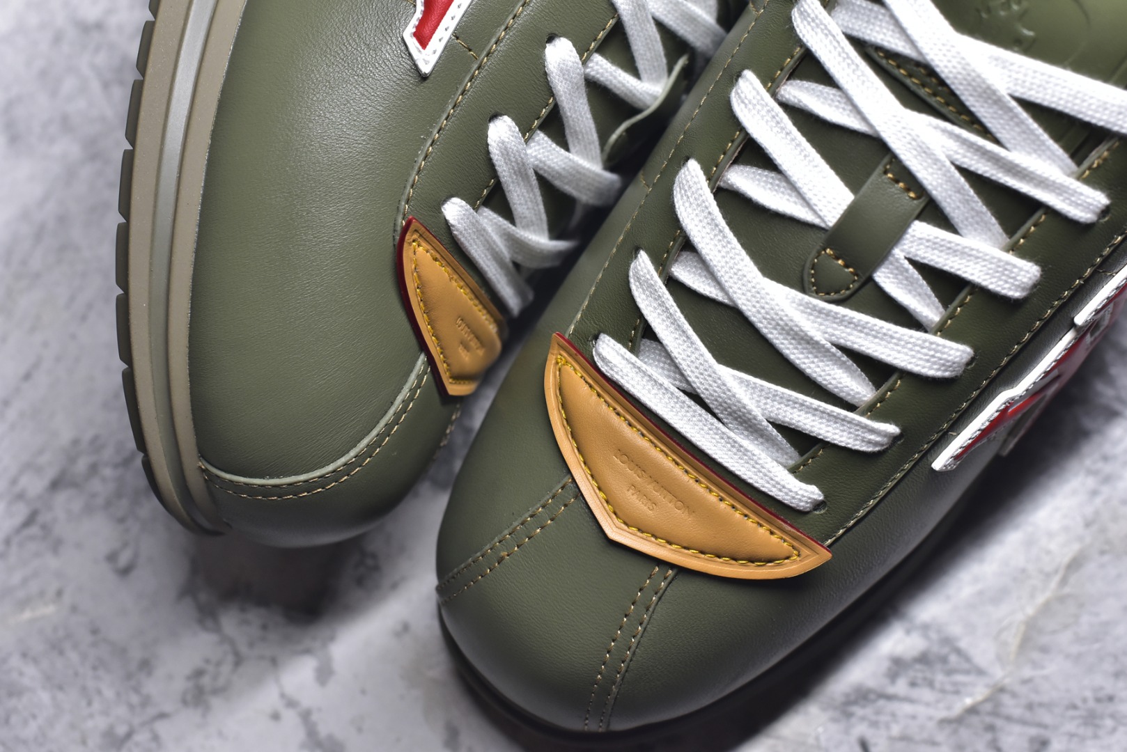 图片[8]-#Louis Vuitton LV x Nigo联款 Buttersoft FW25 最新款阿甘休闲运动面包鞋 菲董操刀的LV Buttersoft运动鞋真的星星眼 这波“面包鞋”新风潮必须冲 上脚秒get慵懒高级感 舒适度堪称“踩屎感”天花板 鞋型神似经典阿甘鞋，但做了“加肥加大”的面包鞋 改良，厚鞋舌＋宽鞋带，复古叉带点憨憨的萌感。 此次系列包括从简约风格的运动鞋到引人注目的跑鞋 LV 以其标志性的厚底和现代美学脱颖而出 而其他款式则采用了奢华的麂皮 皮革和帆布等材质 一些运动鞋设计富有未来感 强调功能性与舒适性 并向运动风格的奢华鞋履迈进 每个细节都按原版开发 面料 头层皮 内里 进口透气网里 鞋底原版开模防滑TPU材质 底厚3CM 尺码：35 36 37 38 39 40 41 42 43 44 45-选品中心