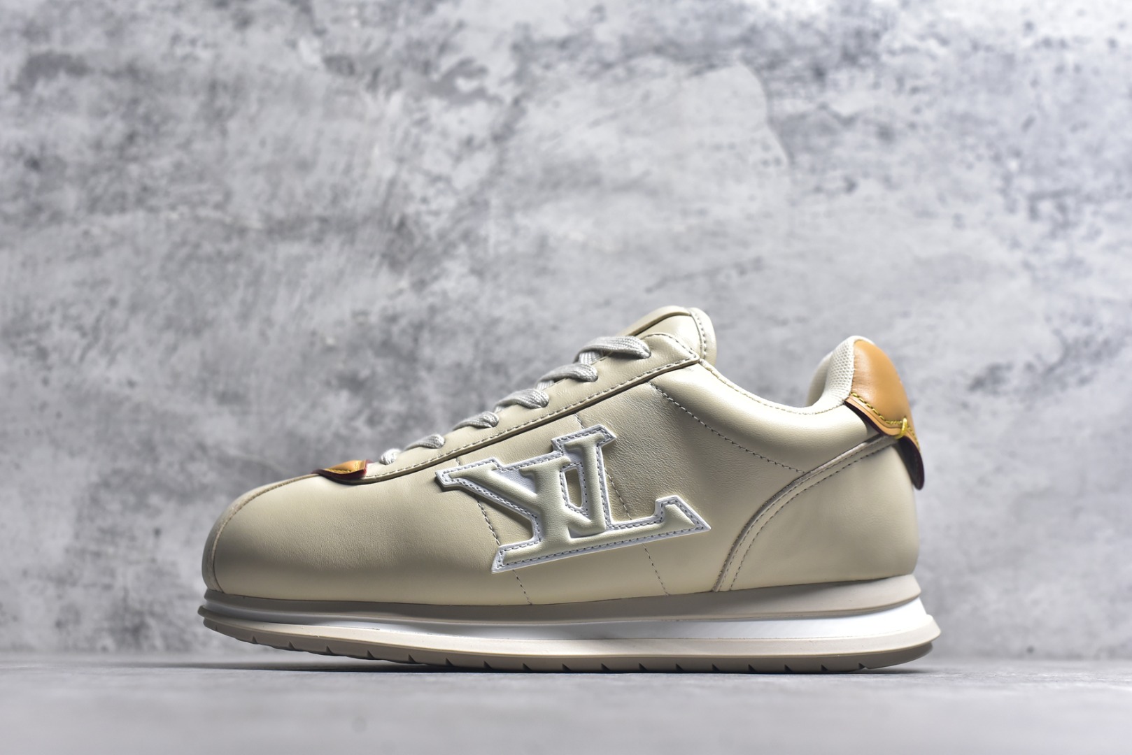 #Louis Vuitton LV x Nigo联款 Buttersoft FW25 最新款阿甘休闲运动面包鞋 菲董操刀的LV Buttersoft运动鞋真的星星眼 这波“面包鞋”新风潮必须冲 上脚秒get慵懒高级感 舒适度堪称“踩屎感”天花板 鞋型神似经典阿甘鞋，但做了“加肥加大”的面包鞋 改良，厚鞋舌＋宽鞋带，复古叉带点憨憨的萌感。 此次系列包括从简约风格的运动鞋到引人注目的跑鞋 LV 以其标志性的厚底和现代美学脱颖而出 而其他款式则采用了奢华的麂皮 皮革和帆布等材质 一些运动鞋设计富有未来感 强调功能性与舒适性 并向运动风格的奢华鞋履迈进 每个细节都按原版开发 面料 头层皮 内里 进口透气网里 鞋底原版开模防滑TPU材质 底厚3CM 尺码：35 36 37 38 39 40 41 42 43 44 45-选品中心