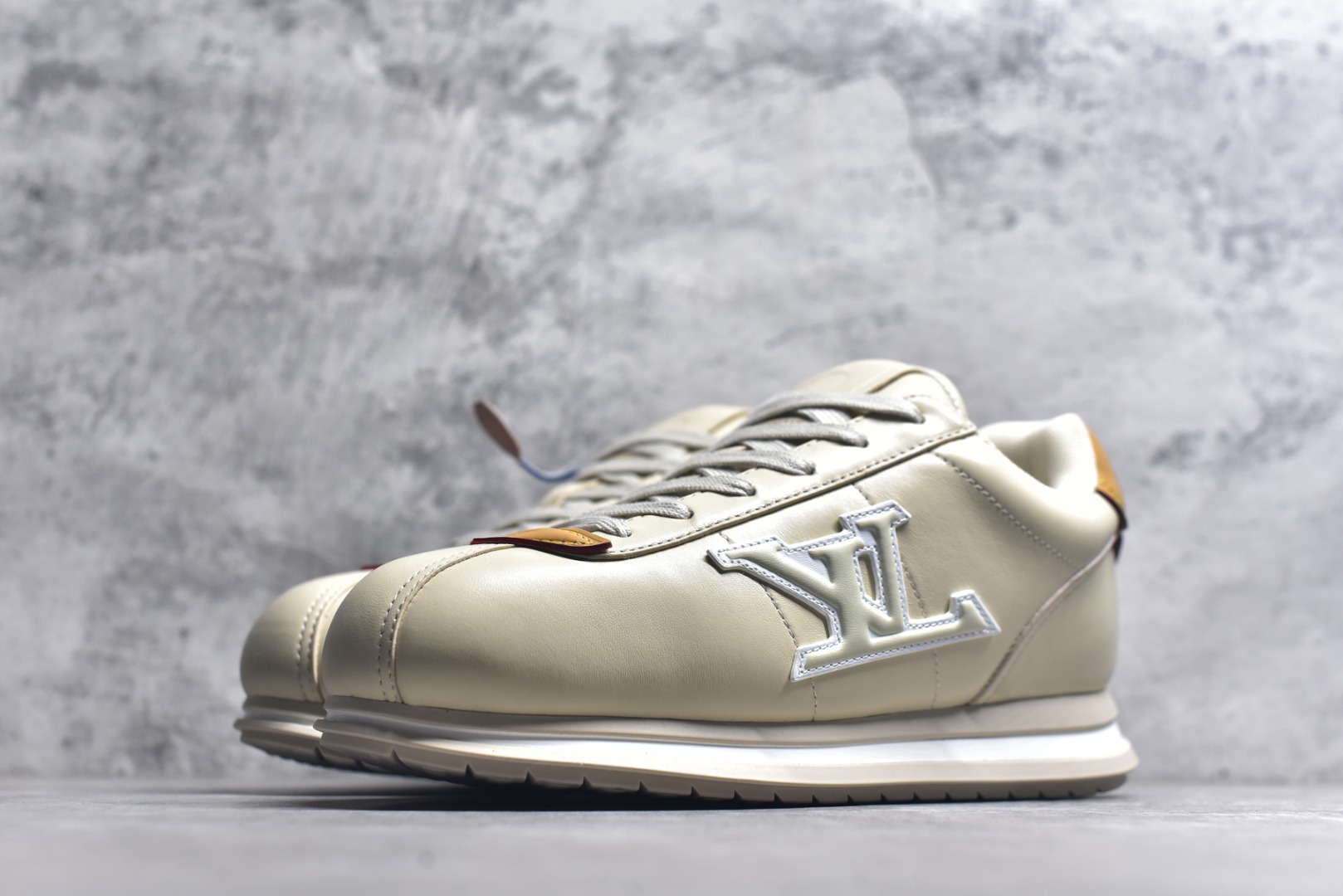 图片[2]-#Louis Vuitton LV x Nigo联款 Buttersoft FW25 最新款阿甘休闲运动面包鞋 菲董操刀的LV Buttersoft运动鞋真的星星眼 这波“面包鞋”新风潮必须冲 上脚秒get慵懒高级感 舒适度堪称“踩屎感”天花板 鞋型神似经典阿甘鞋，但做了“加肥加大”的面包鞋 改良，厚鞋舌＋宽鞋带，复古叉带点憨憨的萌感。 此次系列包括从简约风格的运动鞋到引人注目的跑鞋 LV 以其标志性的厚底和现代美学脱颖而出 而其他款式则采用了奢华的麂皮 皮革和帆布等材质 一些运动鞋设计富有未来感 强调功能性与舒适性 并向运动风格的奢华鞋履迈进 每个细节都按原版开发 面料 头层皮 内里 进口透气网里 鞋底原版开模防滑TPU材质 底厚3CM 尺码：35 36 37 38 39 40 41 42 43 44 45-选品中心