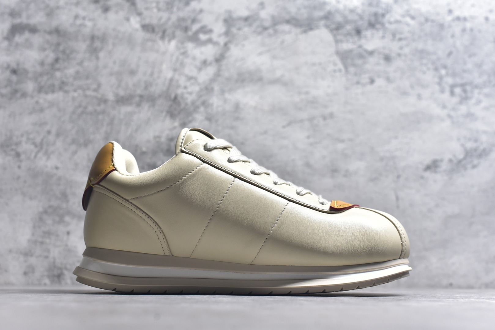 图片[3]-#Louis Vuitton LV x Nigo联款 Buttersoft FW25 最新款阿甘休闲运动面包鞋 菲董操刀的LV Buttersoft运动鞋真的星星眼 这波“面包鞋”新风潮必须冲 上脚秒get慵懒高级感 舒适度堪称“踩屎感”天花板 鞋型神似经典阿甘鞋，但做了“加肥加大”的面包鞋 改良，厚鞋舌＋宽鞋带，复古叉带点憨憨的萌感。 此次系列包括从简约风格的运动鞋到引人注目的跑鞋 LV 以其标志性的厚底和现代美学脱颖而出 而其他款式则采用了奢华的麂皮 皮革和帆布等材质 一些运动鞋设计富有未来感 强调功能性与舒适性 并向运动风格的奢华鞋履迈进 每个细节都按原版开发 面料 头层皮 内里 进口透气网里 鞋底原版开模防滑TPU材质 底厚3CM 尺码：35 36 37 38 39 40 41 42 43 44 45-选品中心