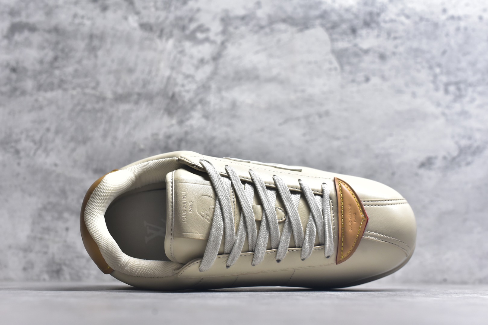 图片[4]-#Louis Vuitton LV x Nigo联款 Buttersoft FW25 最新款阿甘休闲运动面包鞋 菲董操刀的LV Buttersoft运动鞋真的星星眼 这波“面包鞋”新风潮必须冲 上脚秒get慵懒高级感 舒适度堪称“踩屎感”天花板 鞋型神似经典阿甘鞋，但做了“加肥加大”的面包鞋 改良，厚鞋舌＋宽鞋带，复古叉带点憨憨的萌感。 此次系列包括从简约风格的运动鞋到引人注目的跑鞋 LV 以其标志性的厚底和现代美学脱颖而出 而其他款式则采用了奢华的麂皮 皮革和帆布等材质 一些运动鞋设计富有未来感 强调功能性与舒适性 并向运动风格的奢华鞋履迈进 每个细节都按原版开发 面料 头层皮 内里 进口透气网里 鞋底原版开模防滑TPU材质 底厚3CM 尺码：35 36 37 38 39 40 41 42 43 44 45-选品中心