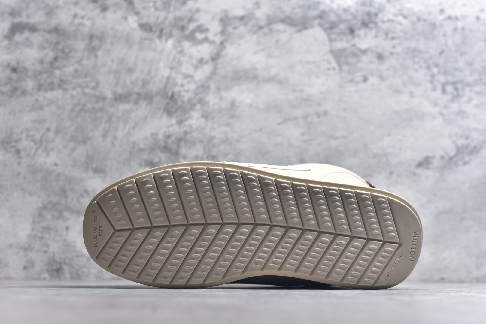 图片[6]-#Louis Vuitton LV x Nigo联款 Buttersoft FW25 最新款阿甘休闲运动面包鞋 菲董操刀的LV Buttersoft运动鞋真的星星眼 这波“面包鞋”新风潮必须冲 上脚秒get慵懒高级感 舒适度堪称“踩屎感”天花板 鞋型神似经典阿甘鞋，但做了“加肥加大”的面包鞋 改良，厚鞋舌＋宽鞋带，复古叉带点憨憨的萌感。 此次系列包括从简约风格的运动鞋到引人注目的跑鞋 LV 以其标志性的厚底和现代美学脱颖而出 而其他款式则采用了奢华的麂皮 皮革和帆布等材质 一些运动鞋设计富有未来感 强调功能性与舒适性 并向运动风格的奢华鞋履迈进 每个细节都按原版开发 面料 头层皮 内里 进口透气网里 鞋底原版开模防滑TPU材质 底厚3CM 尺码：35 36 37 38 39 40 41 42 43 44 45-选品中心