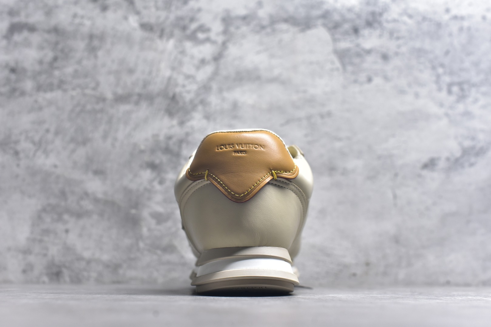 图片[5]-#Louis Vuitton LV x Nigo联款 Buttersoft FW25 最新款阿甘休闲运动面包鞋 菲董操刀的LV Buttersoft运动鞋真的星星眼 这波“面包鞋”新风潮必须冲 上脚秒get慵懒高级感 舒适度堪称“踩屎感”天花板 鞋型神似经典阿甘鞋，但做了“加肥加大”的面包鞋 改良，厚鞋舌＋宽鞋带，复古叉带点憨憨的萌感。 此次系列包括从简约风格的运动鞋到引人注目的跑鞋 LV 以其标志性的厚底和现代美学脱颖而出 而其他款式则采用了奢华的麂皮 皮革和帆布等材质 一些运动鞋设计富有未来感 强调功能性与舒适性 并向运动风格的奢华鞋履迈进 每个细节都按原版开发 面料 头层皮 内里 进口透气网里 鞋底原版开模防滑TPU材质 底厚3CM 尺码：35 36 37 38 39 40 41 42 43 44 45-选品中心