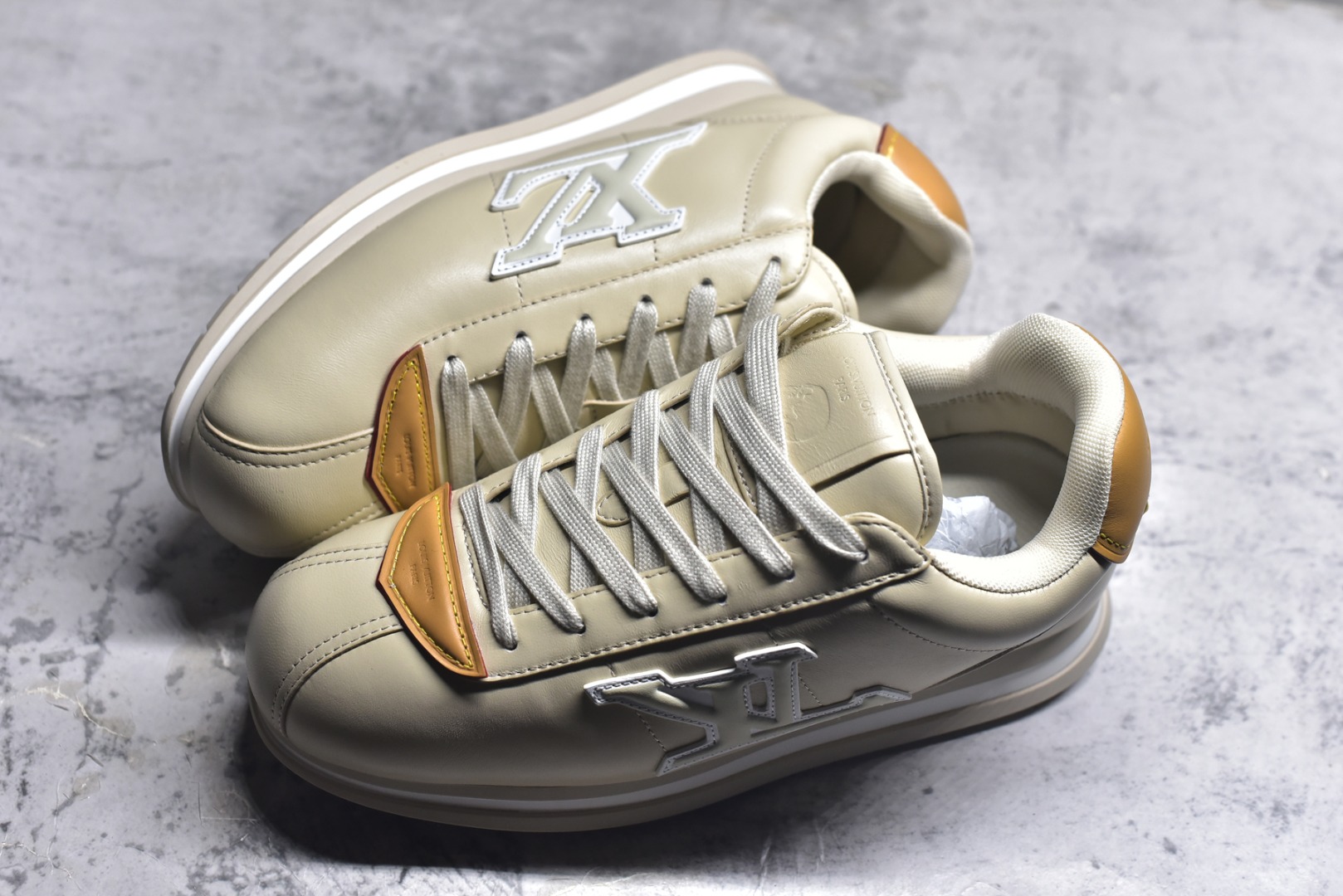 图片[7]-#Louis Vuitton LV x Nigo联款 Buttersoft FW25 最新款阿甘休闲运动面包鞋 菲董操刀的LV Buttersoft运动鞋真的星星眼 这波“面包鞋”新风潮必须冲 上脚秒get慵懒高级感 舒适度堪称“踩屎感”天花板 鞋型神似经典阿甘鞋，但做了“加肥加大”的面包鞋 改良，厚鞋舌＋宽鞋带，复古叉带点憨憨的萌感。 此次系列包括从简约风格的运动鞋到引人注目的跑鞋 LV 以其标志性的厚底和现代美学脱颖而出 而其他款式则采用了奢华的麂皮 皮革和帆布等材质 一些运动鞋设计富有未来感 强调功能性与舒适性 并向运动风格的奢华鞋履迈进 每个细节都按原版开发 面料 头层皮 内里 进口透气网里 鞋底原版开模防滑TPU材质 底厚3CM 尺码：35 36 37 38 39 40 41 42 43 44 45-选品中心